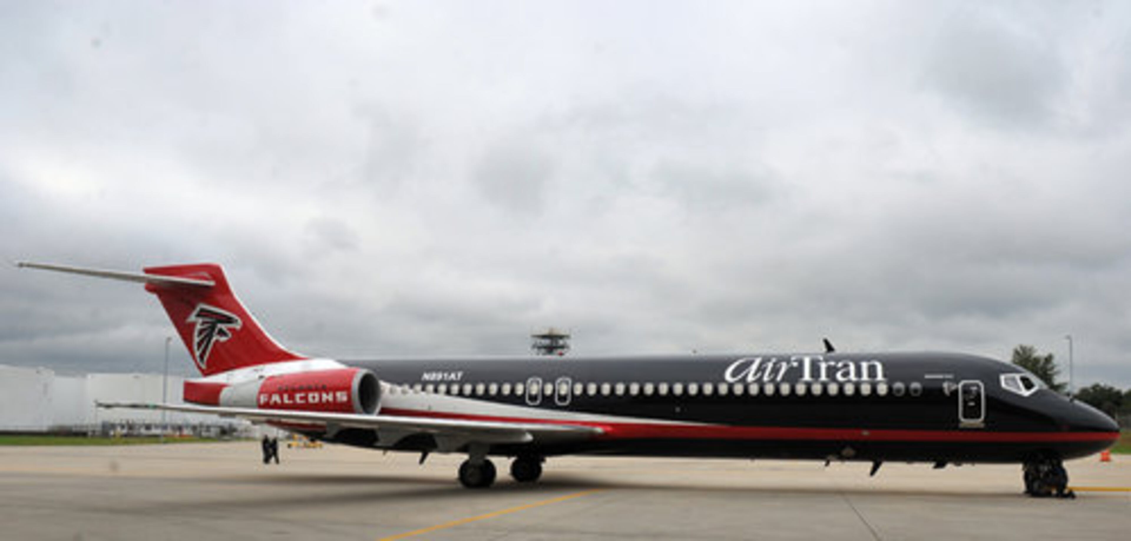 The Orlando-based carrier plans to paint planes for its partnerships with the Baltimore Ravens and Indianapolis Colts.