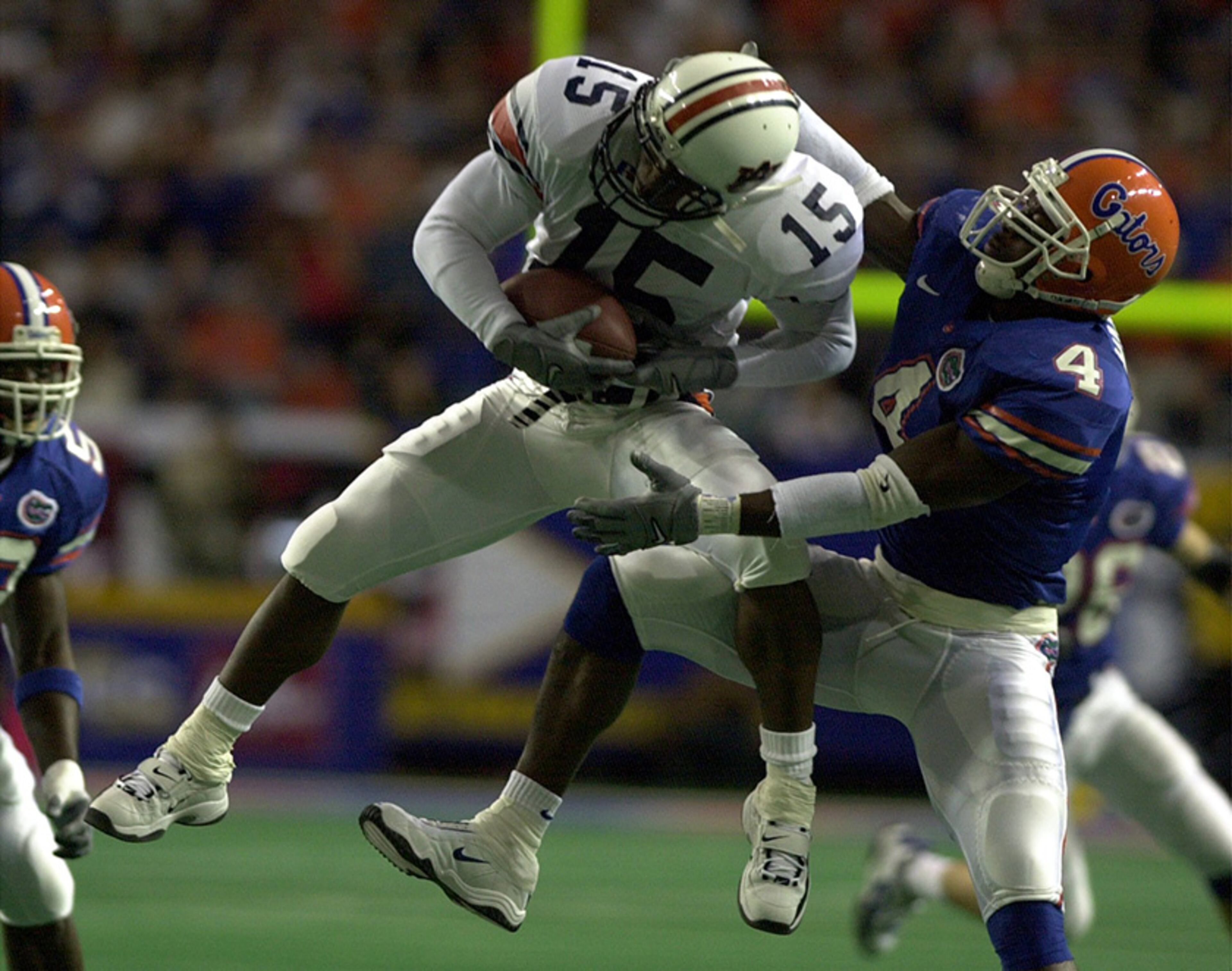 001202 Atlanta: Auburn's Clifton Robinson pulls in a pass in front of Florida's Marquand Manuel during the first half of the SEC Championship Saturday December 2, 2000 in the Georgia Dome. (Brant Sanderlin photo/Staff)
