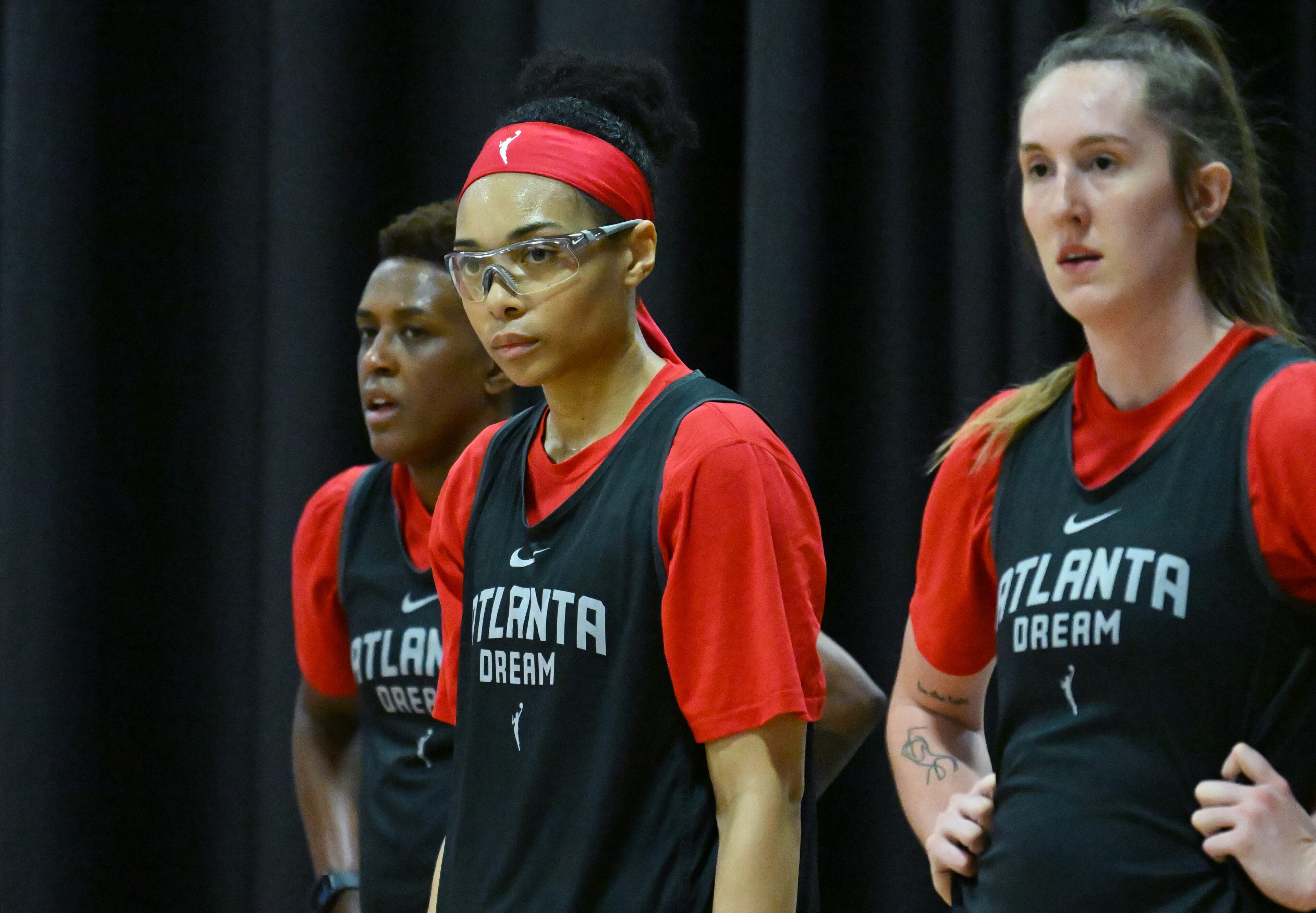 Allisha Gray (center) waits for her next opportunity. (Hyosub Shin / Hyosub.Shin@ajc.com)