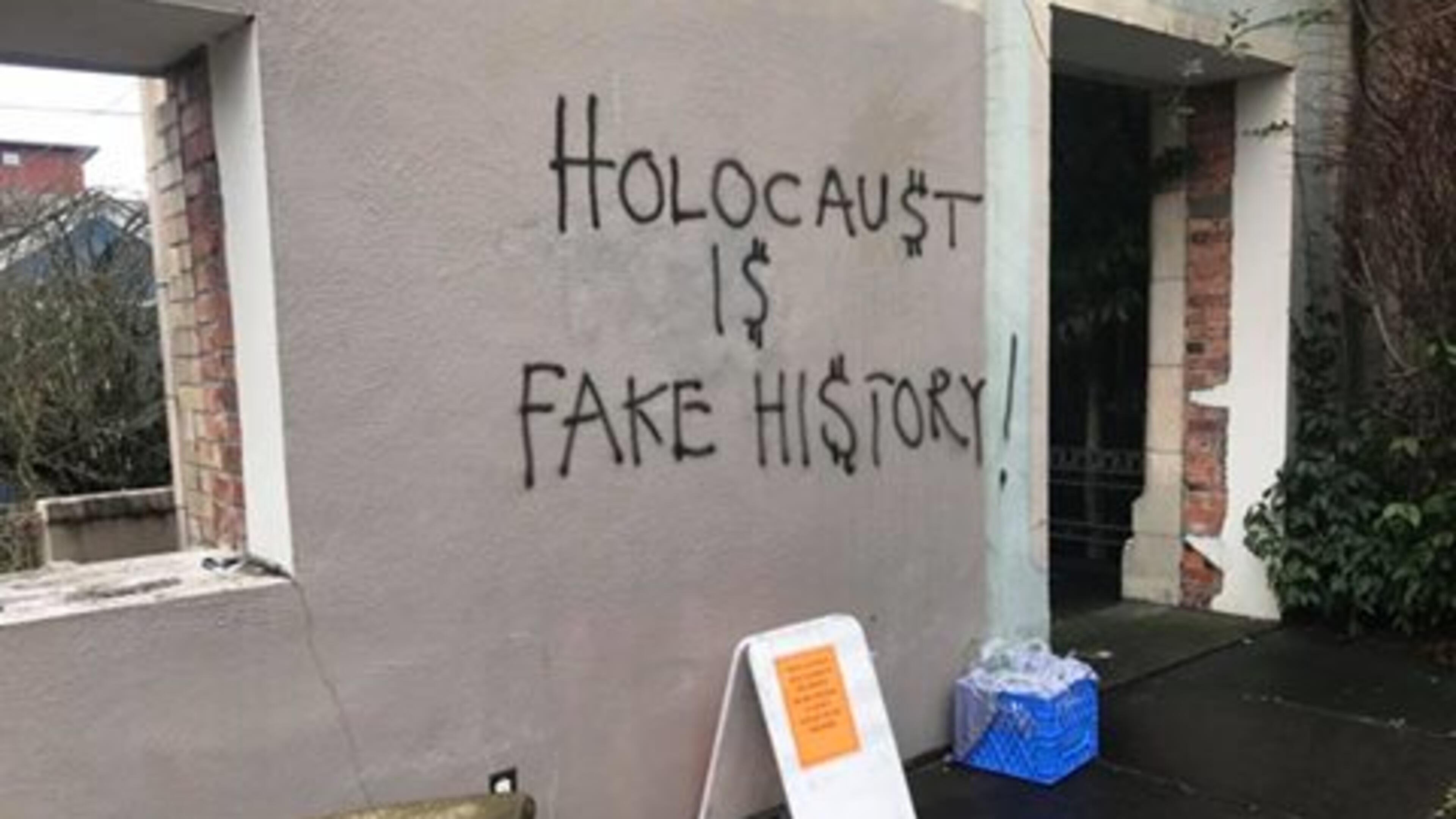 Graffiti found at a Seattle synagogue. (Photo: Joanna Small/Facebook)
