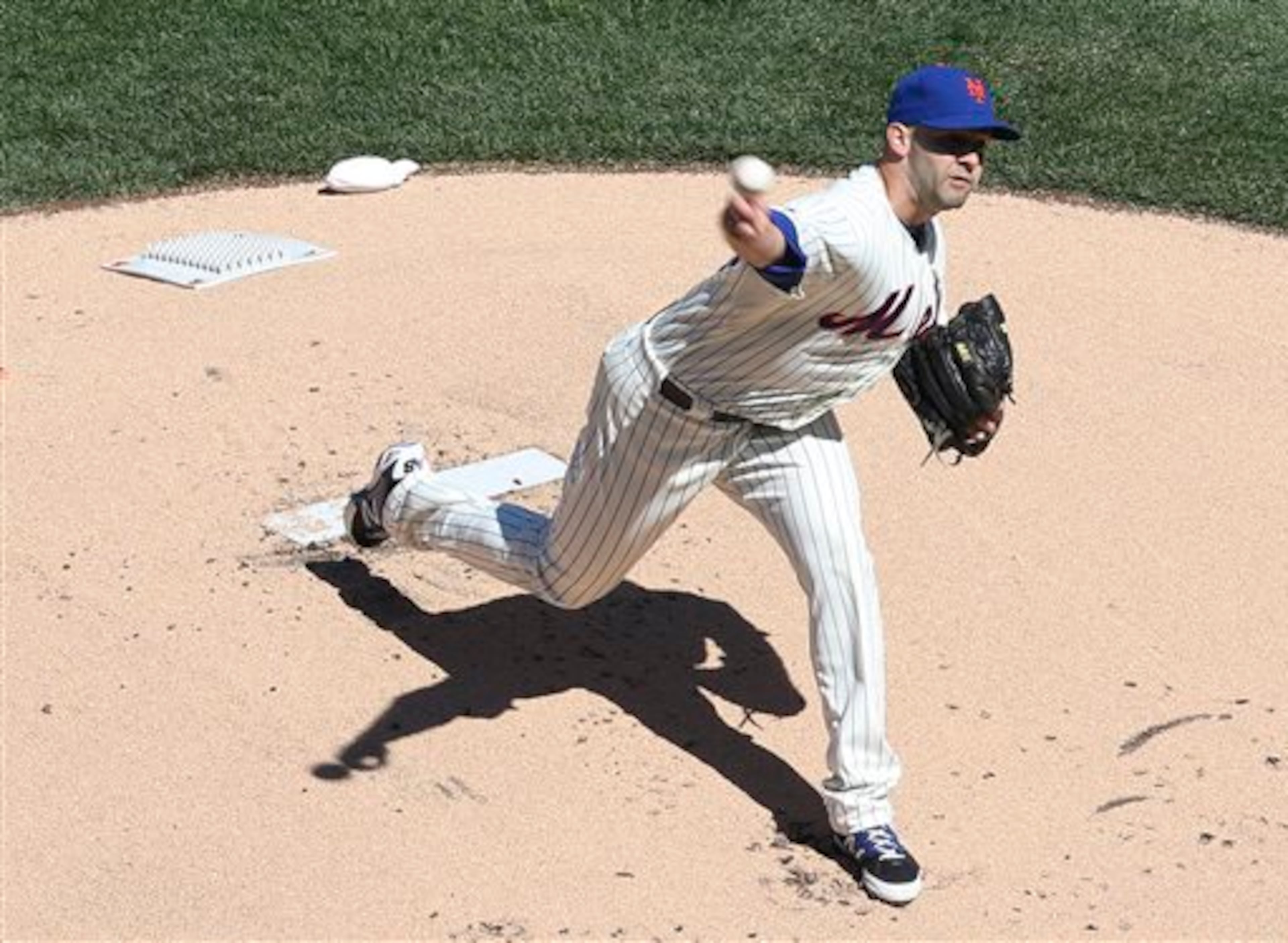 New York Mets starting pitcher Dillon Gee throws in the first inning of a baseball game against the Washington Nationals on opening day at Citi Field, Monday, March 31, 2014, in New York. (AP Photo/John Minchillo)