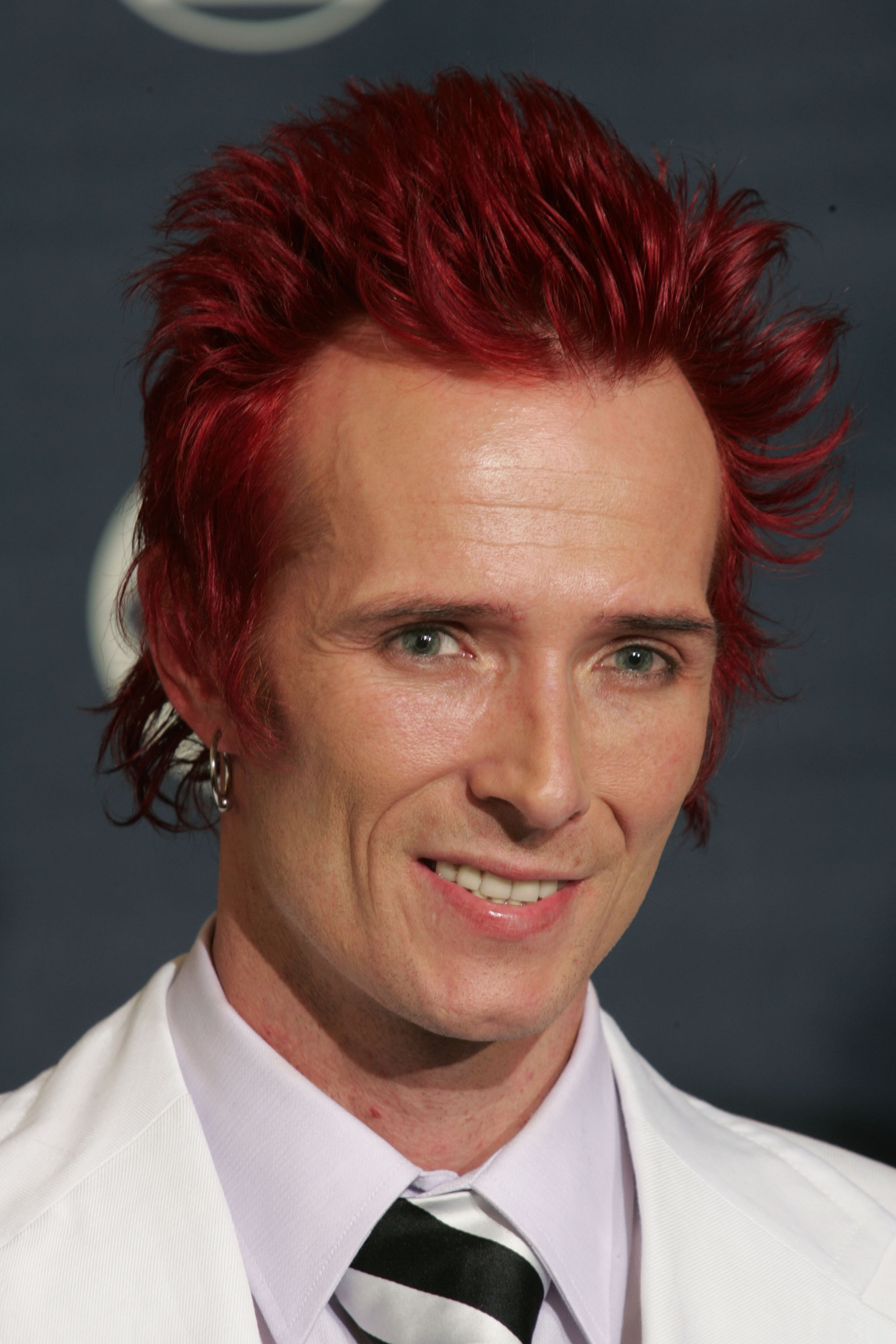LOS ANGELES, CA - FEBRUARY 13: Scott Weiland of Velvet Revolver poses backstage with their award for "Best Rock Song" during the 47th Annual Grammy Awards at the Staples Center February 13, 2005 in Los Angeles, California. (Photo by Carlo Allegri/Getty Images)
