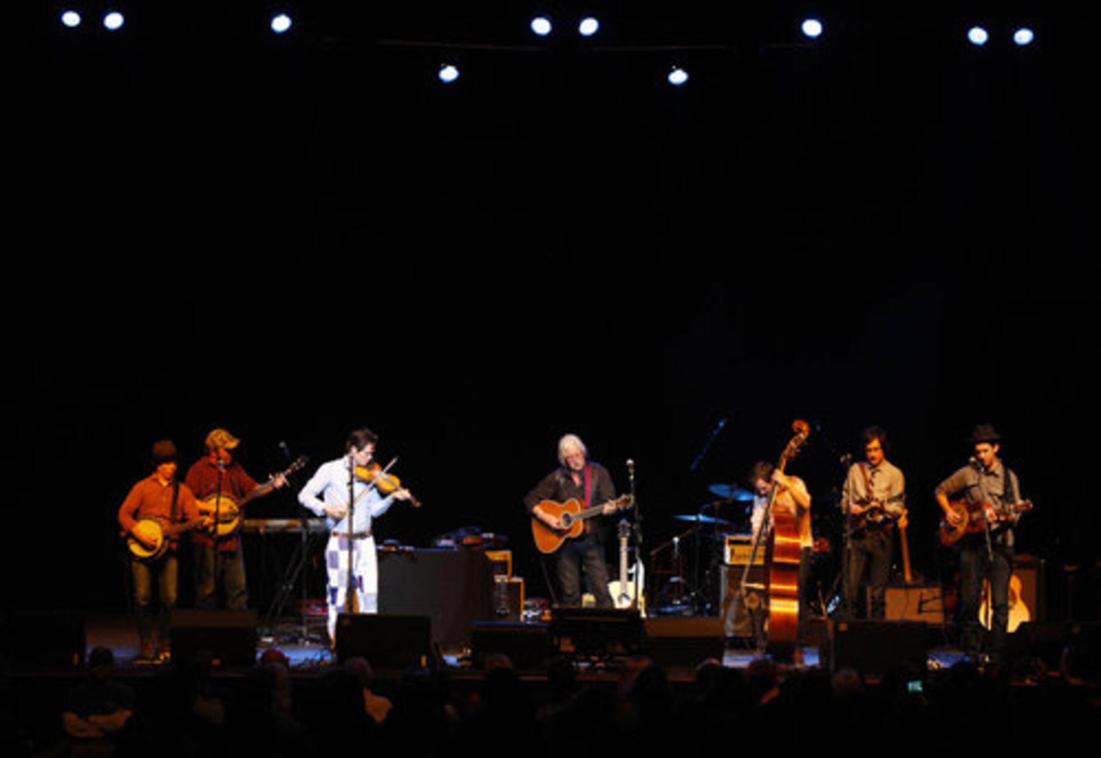 Arlo Guthrie (center) performs with Old Crow Medicine Show.