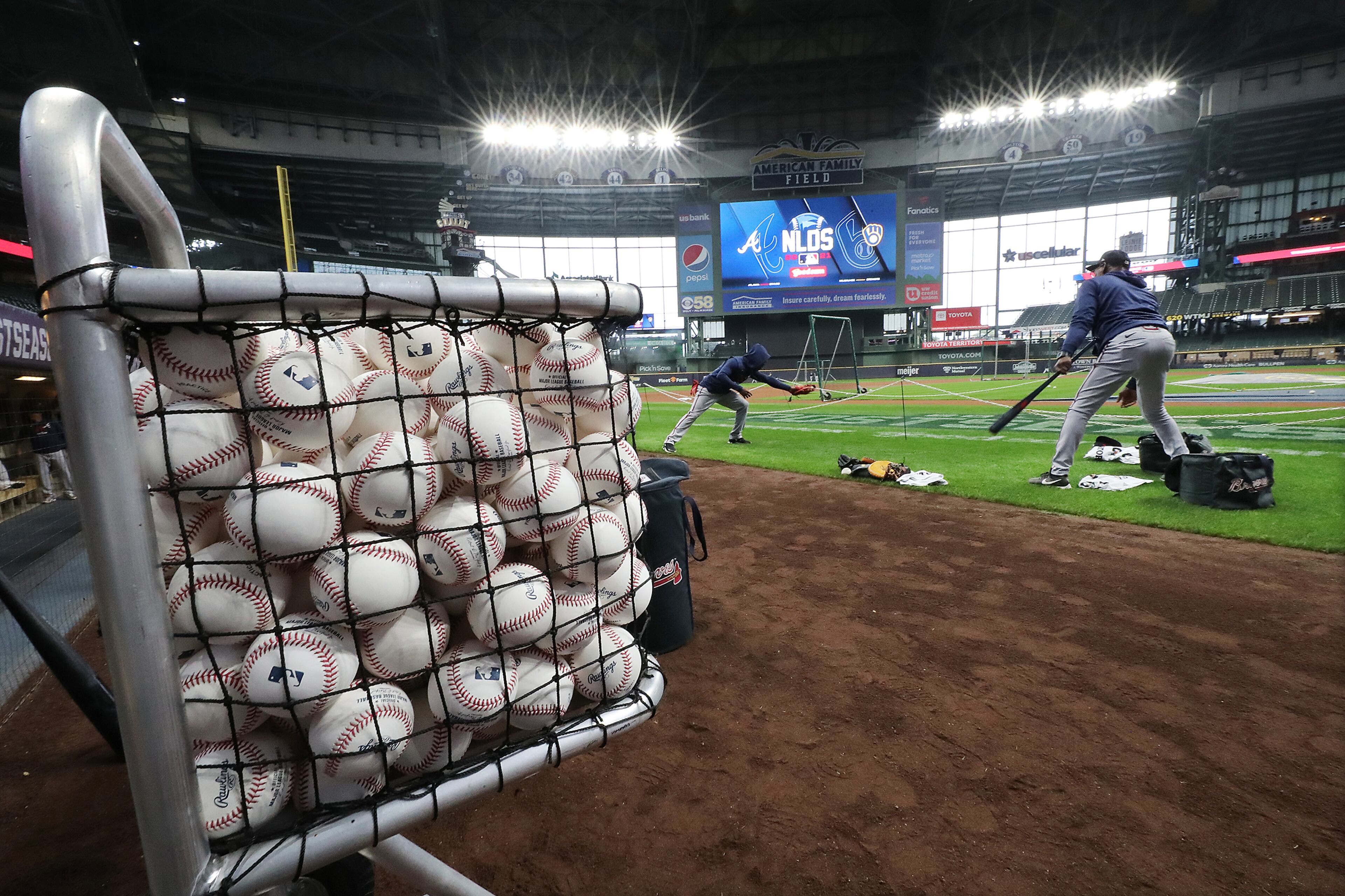 Atlanta Braves second baseman Ozzie Albies takes ground balls from third base coach Ron Washington. “Curtis Compton / Curtis.Compton@ajc.com”