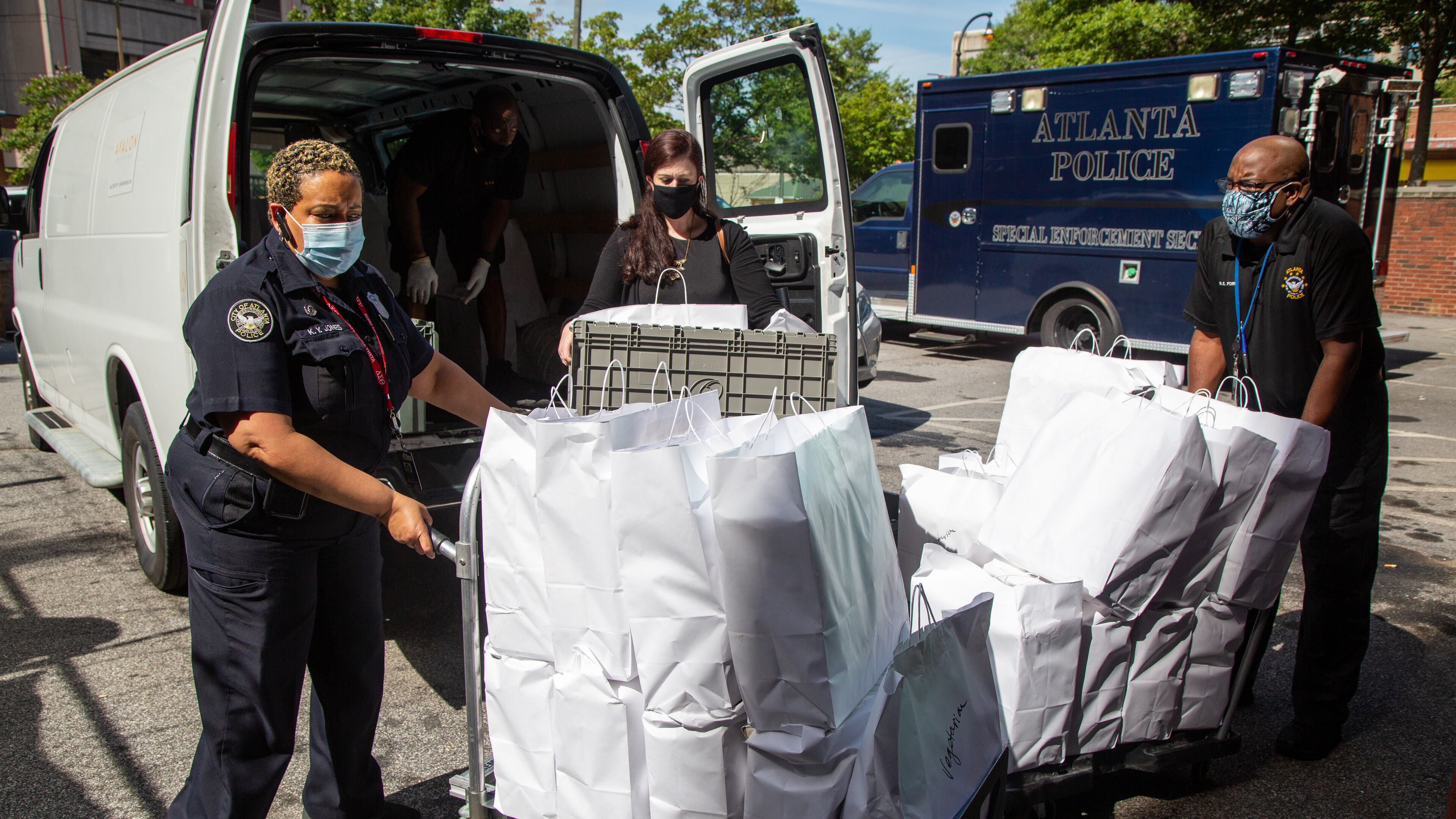 Kim Jones (left), Kelsey Hull and Bruce Ford help Avalon Catering deliver 600 meals at Atlanta Public Safety headquarters in downtown Atlanta as part of Feed the Frontline. Atlanta police, detectives and other APD personnel got a free lunch as appreciation for their hard work. PHIL SKINNER FOR THE ATLANTA JOURNAL-CONSTITUTION.