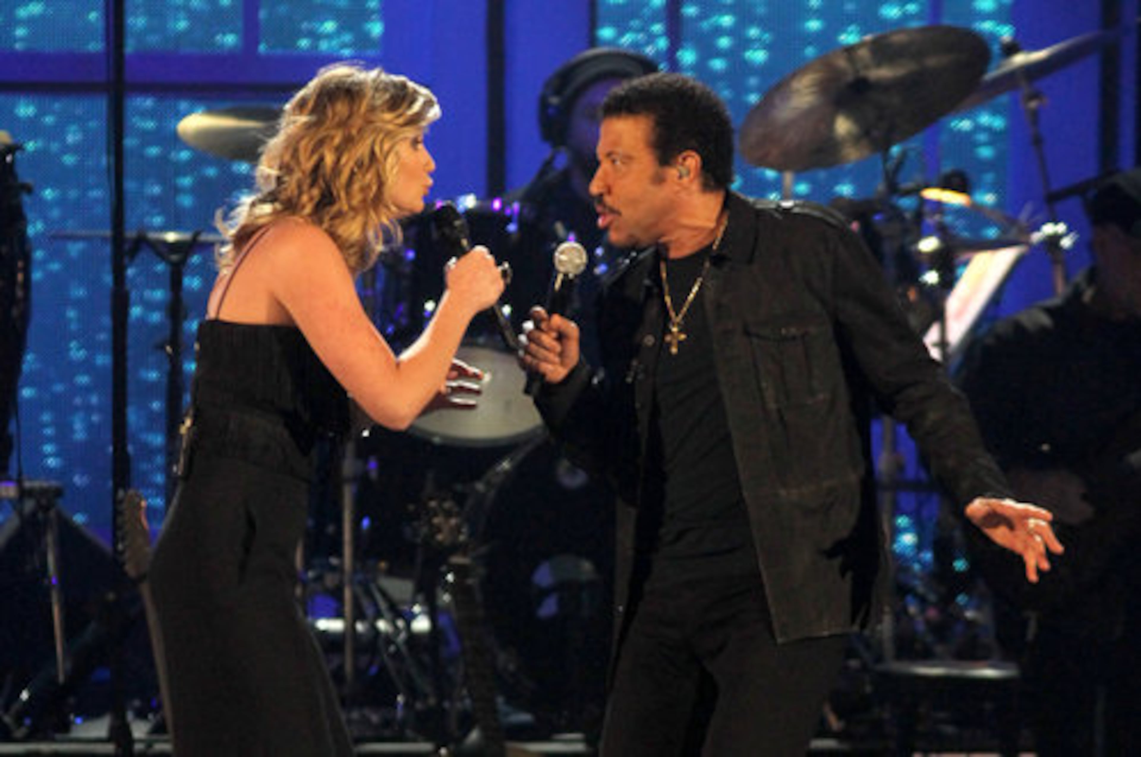 Jennifer Nettles, left, and Lionel Richie perform "Hello."