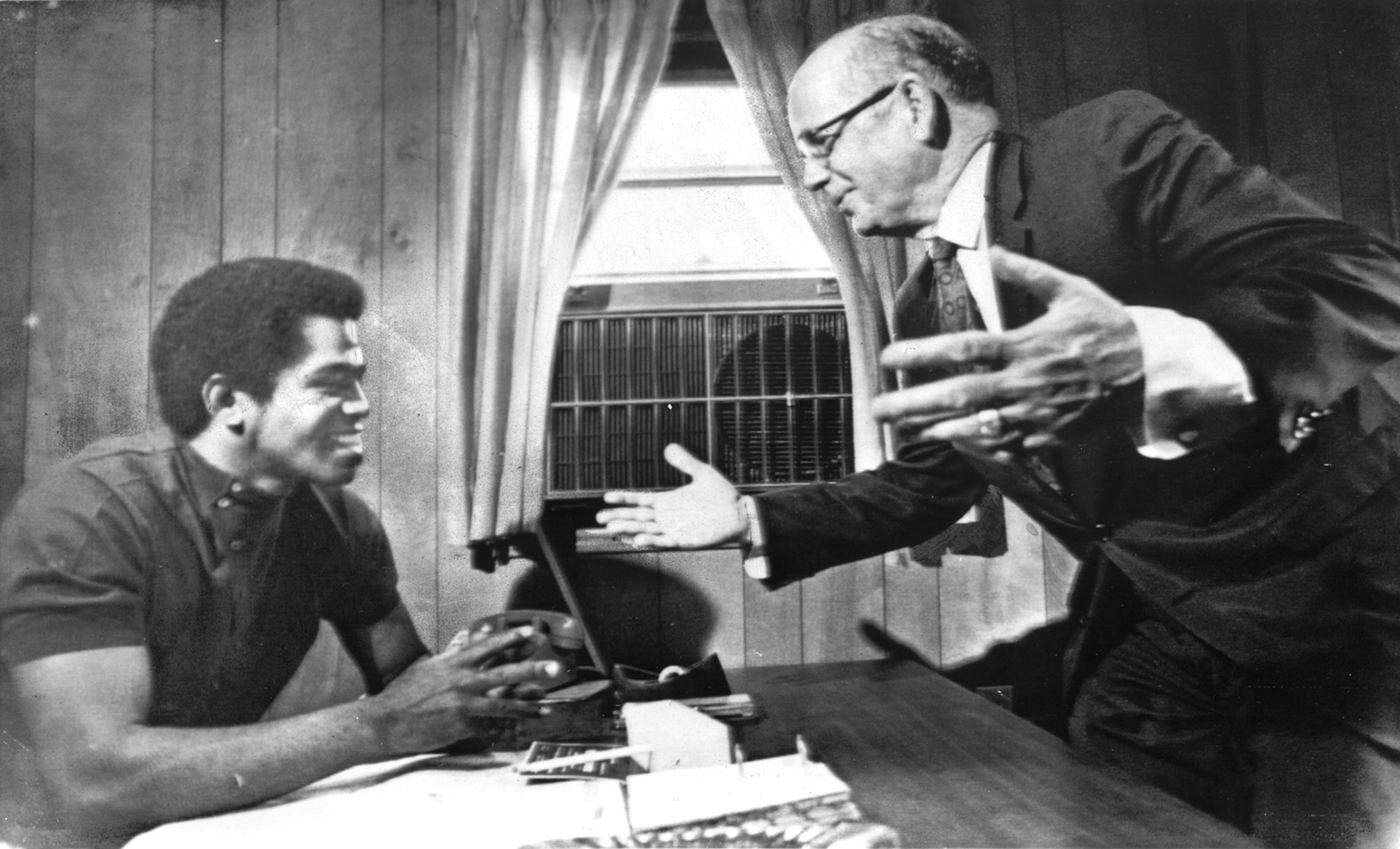 Musician James Brown, left, discusses race relations with Georgia Gov. Lester Maddox in 1970 in the office of Brown's radio station in Augusta. (AP file)