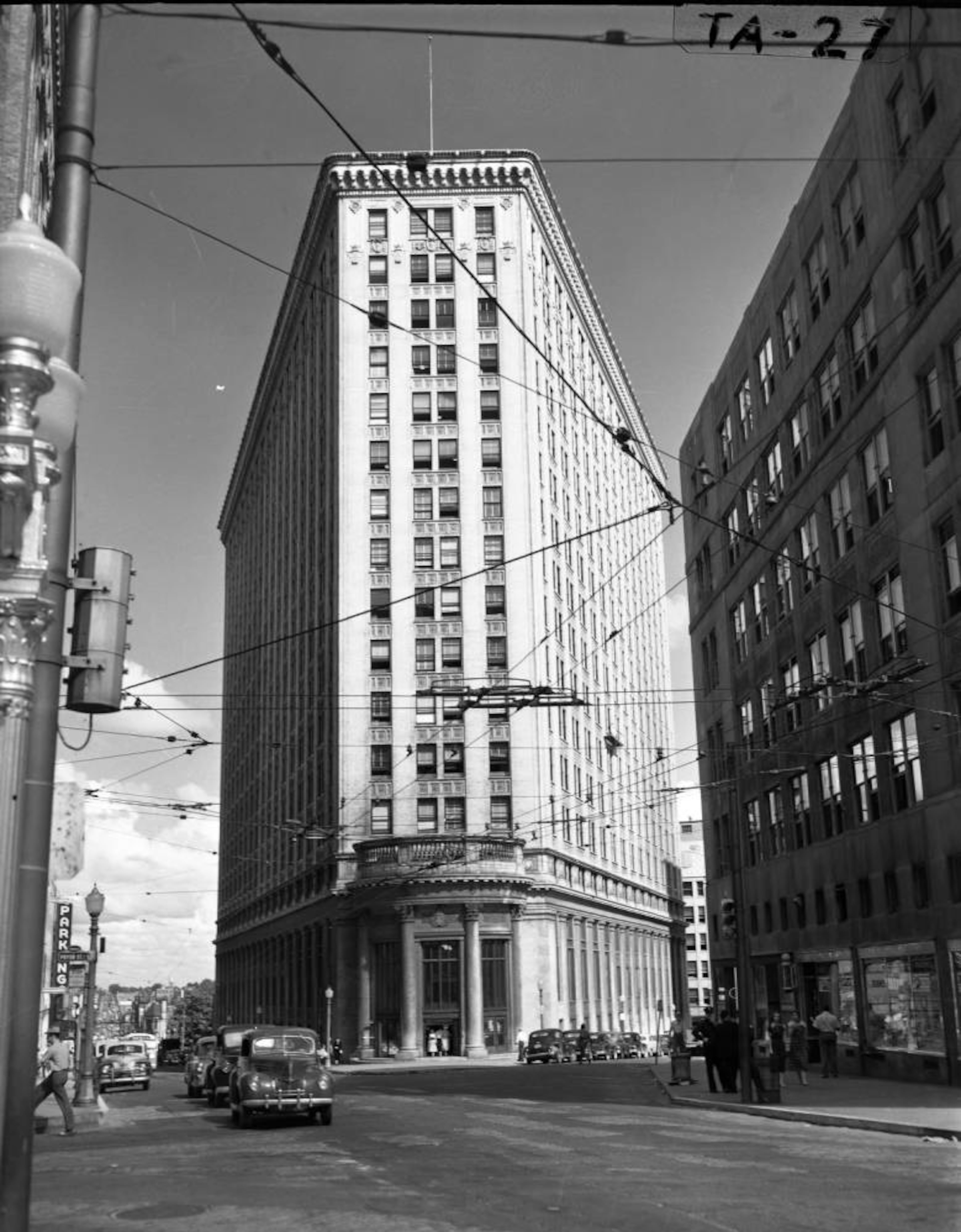 Cars and pedestrians outside the Hurt Building, September 1950.