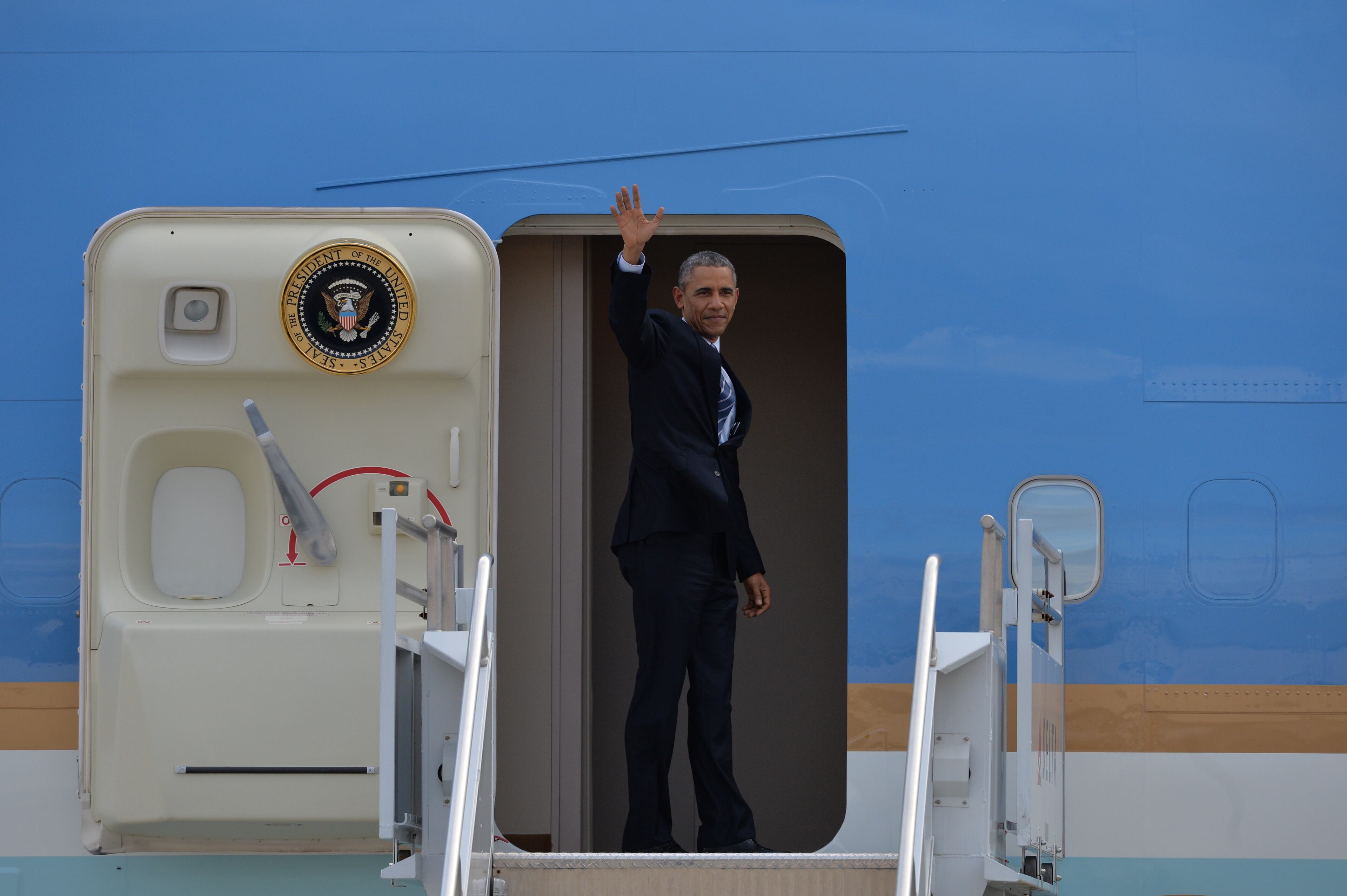 President Obama waves goodbye to Alanta after his visit on March 10, 2015.