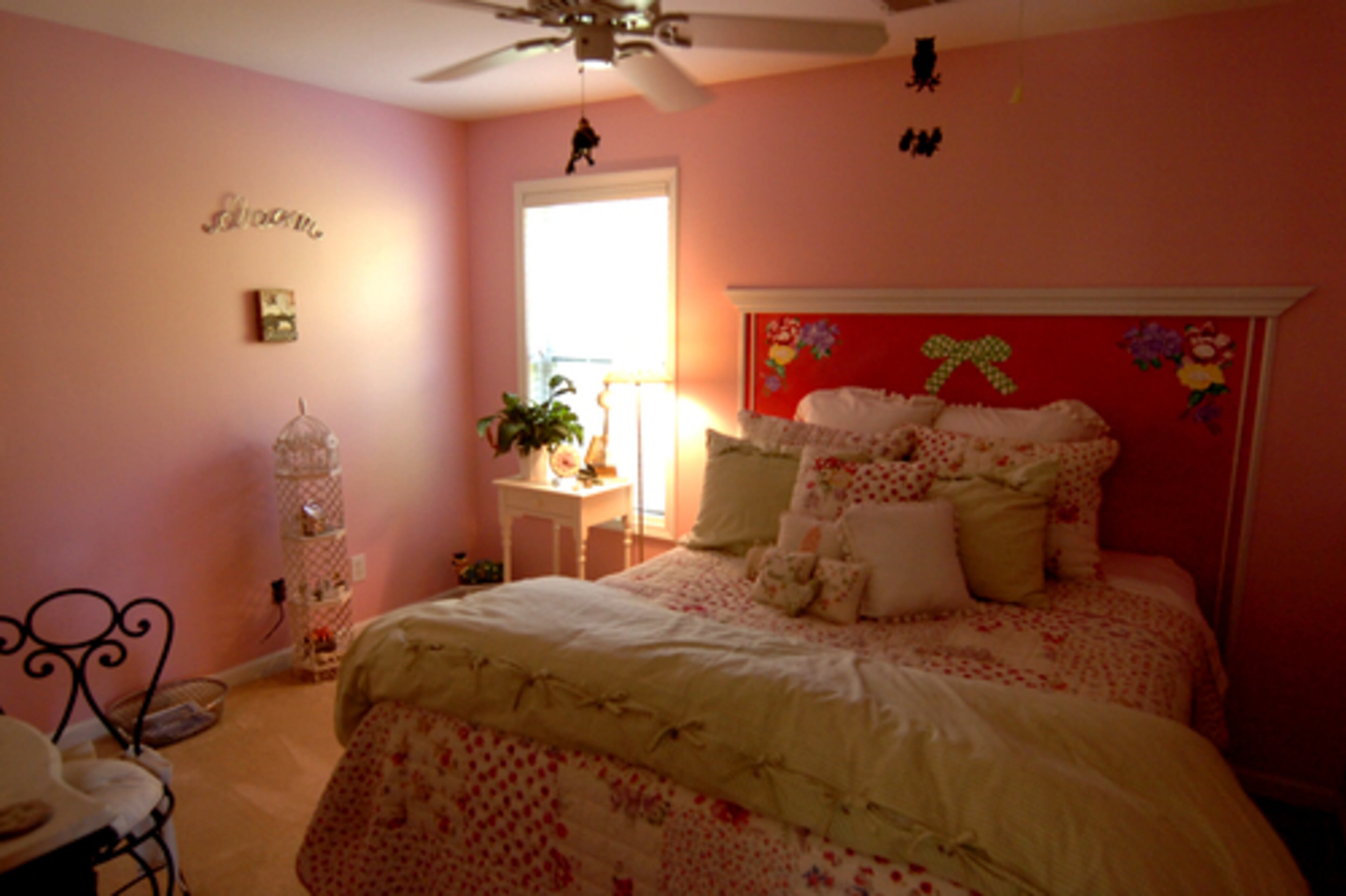 Ingram decorated this guest room for her niece.