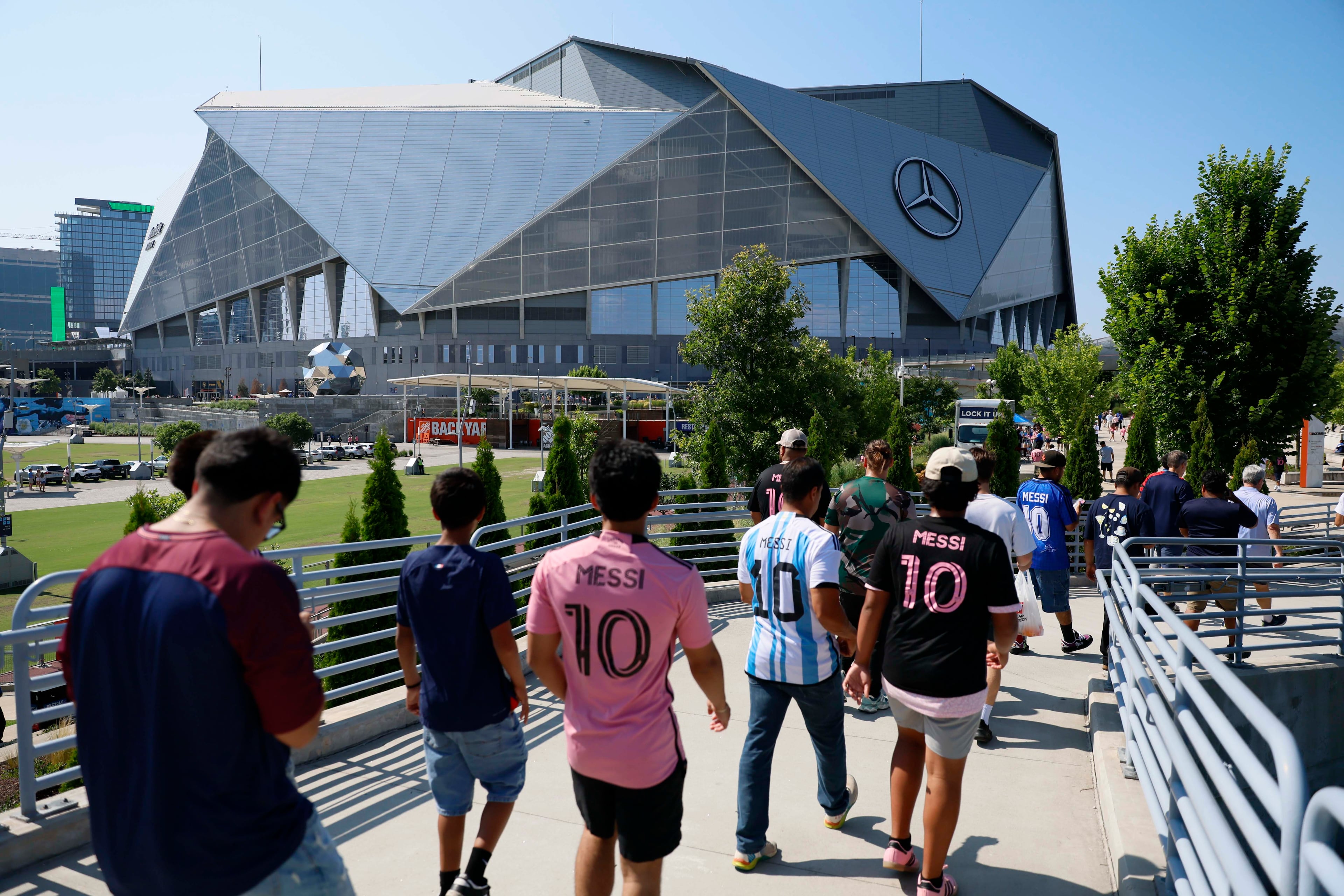 Fans walks towards the Mercedes-Benz Stadium prior to the round of 16 soccer match between Paris Saint-Germain FC and Inter Miami in Atlanta, Georgia, on Sunday, June 29, 2025.
(Miguel Martinez/ AJC)
