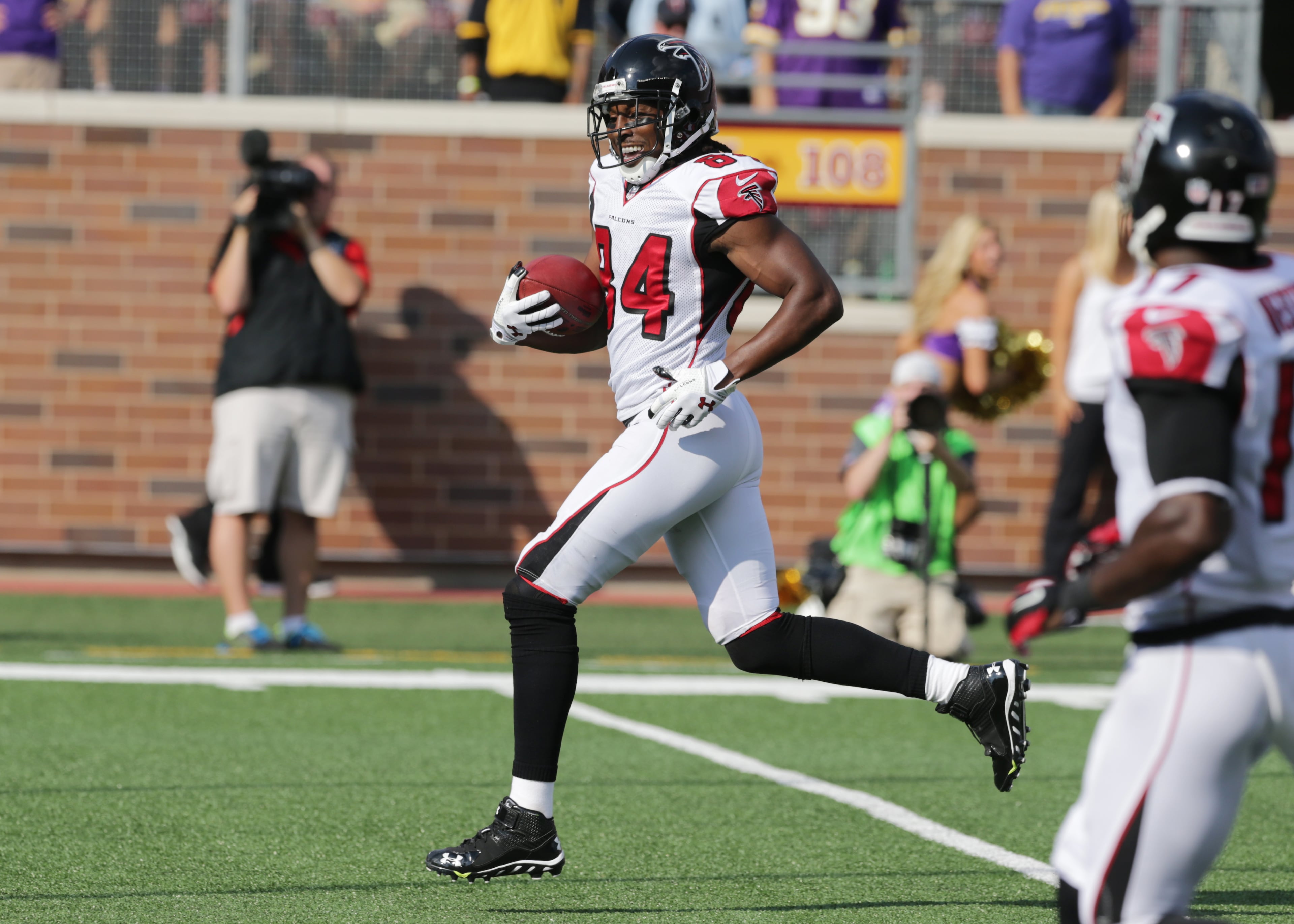 Atlanta Falcons wide receiver Roddy White (84) reacts after catching a 24-yard touchdown pass during the first half of an NFL football game against the Minnesota Vikings, Sunday, Sept. 28, 2014, in Minneapolis. (AP Photo/Jim Mone)