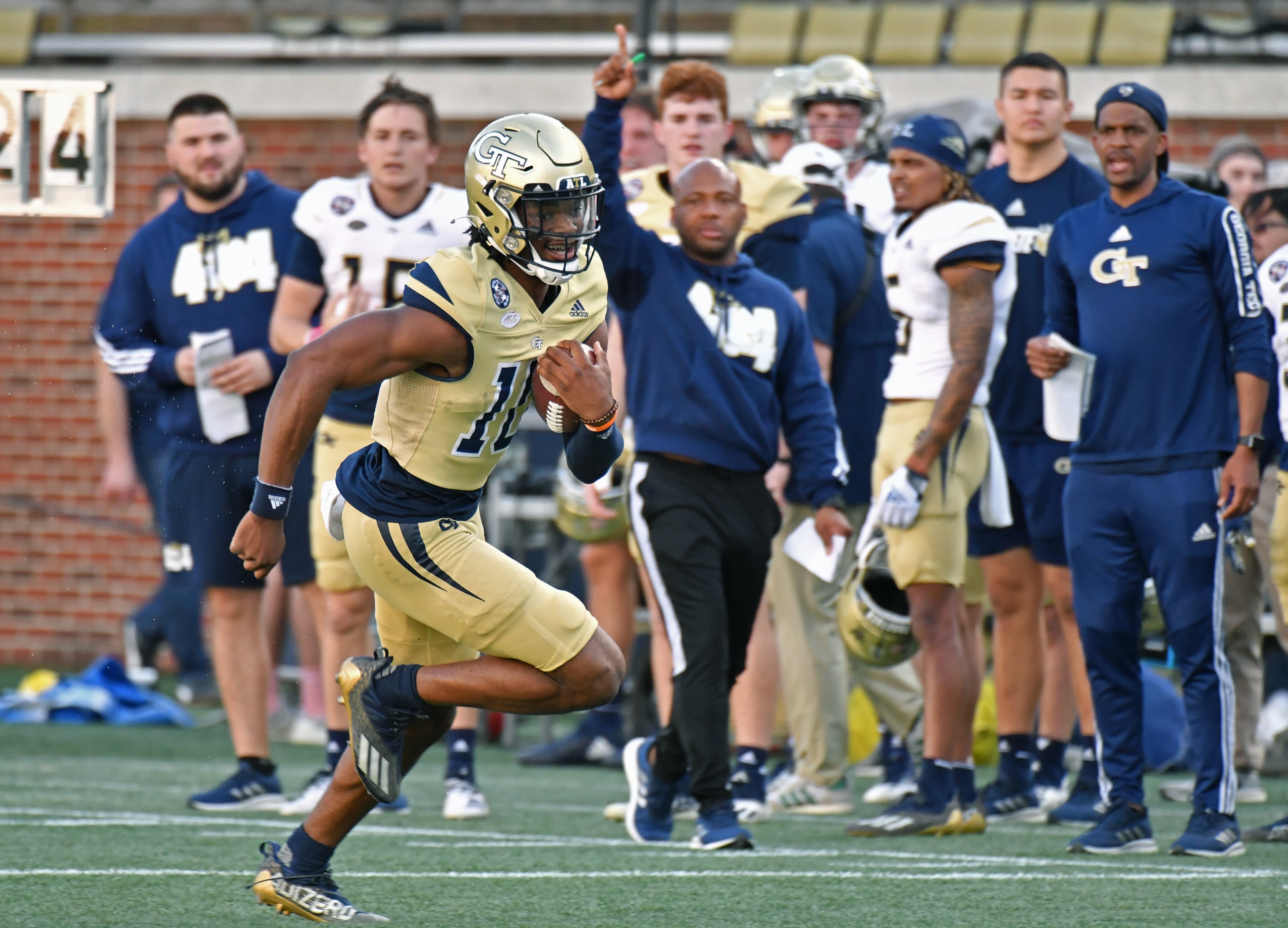 Georgia Tech's quarterback Jeff Sims (10) runs with the ball during the 2022 Spring Game at Georgia Tech's Bobby Dodd Stadium in Atlanta on Thursday, March 17, 2022. (Hyosub Shin / Hyosub.Shin@ajc.com)