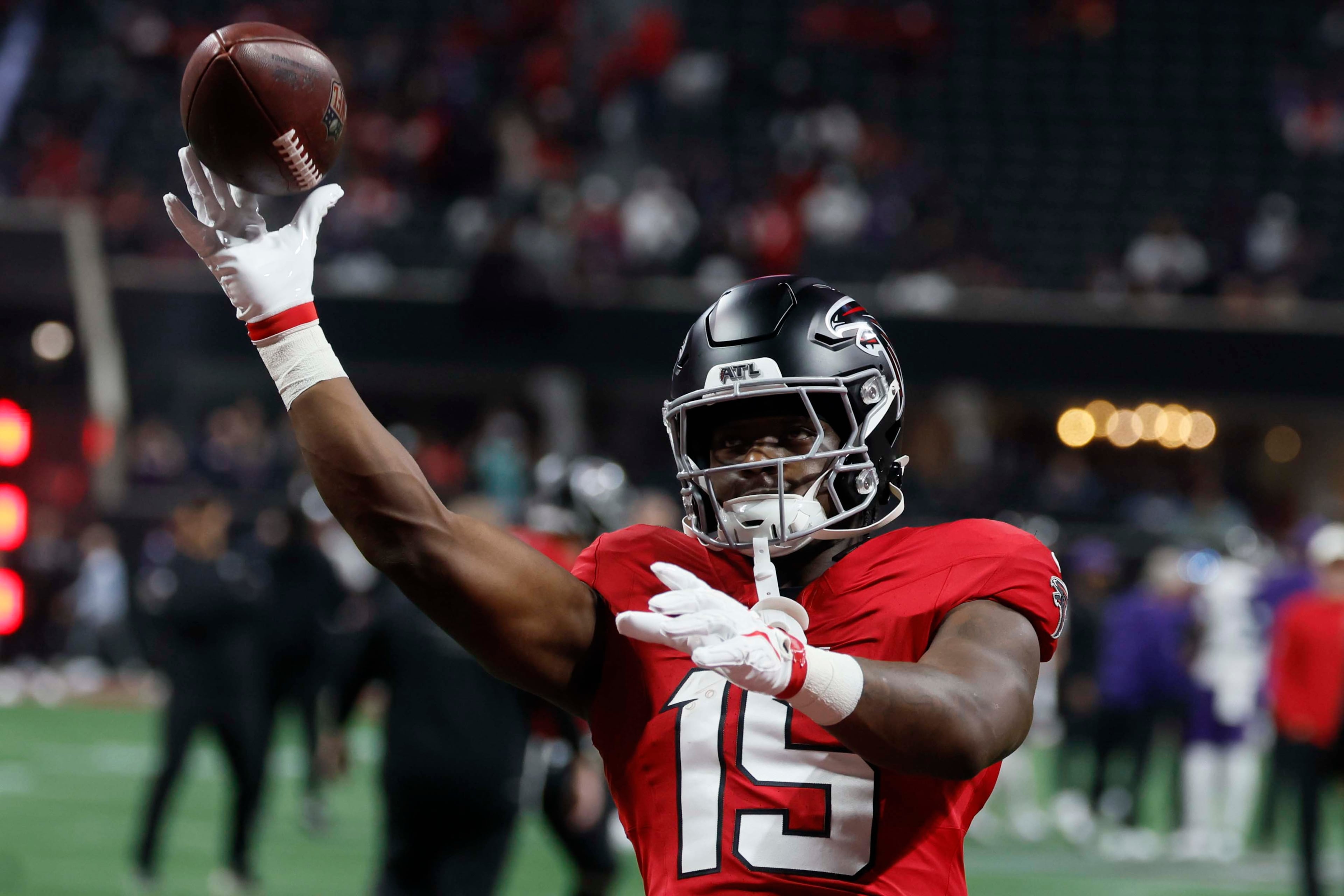 Atlanta Falcons running back Brian Robinson (15) throws the ball during warm-ups before the game against the Baltimore Ravens at Mercedes-Benz Stadium in Atlanta on Sunday, Oct. 11, 2026. (Miguel Martinez/AJC)