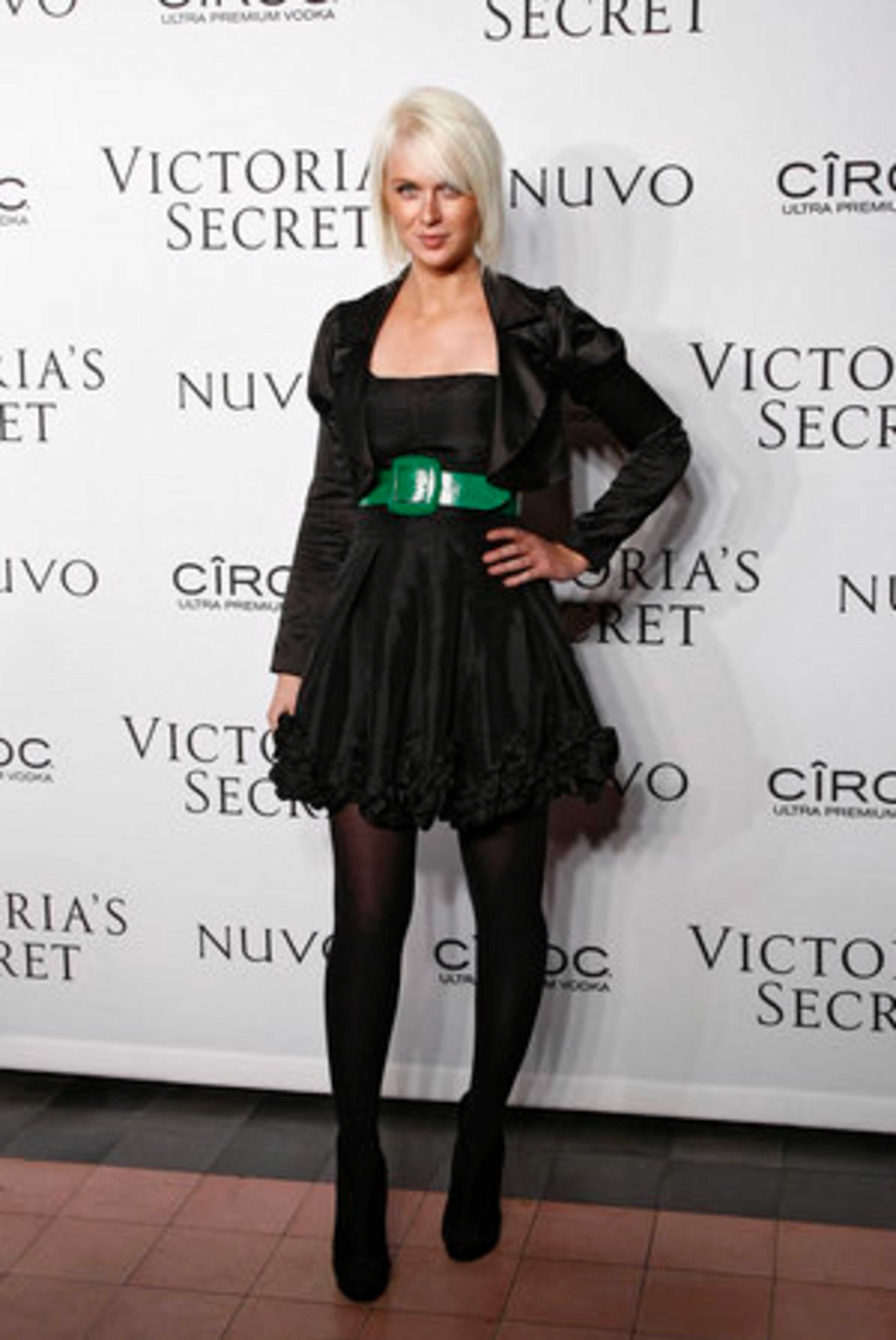 Model Caridee English - Oh, another model! Who could have guessed?! - thought the green belt would accentuate her mid-section. It did, but not in a good way.