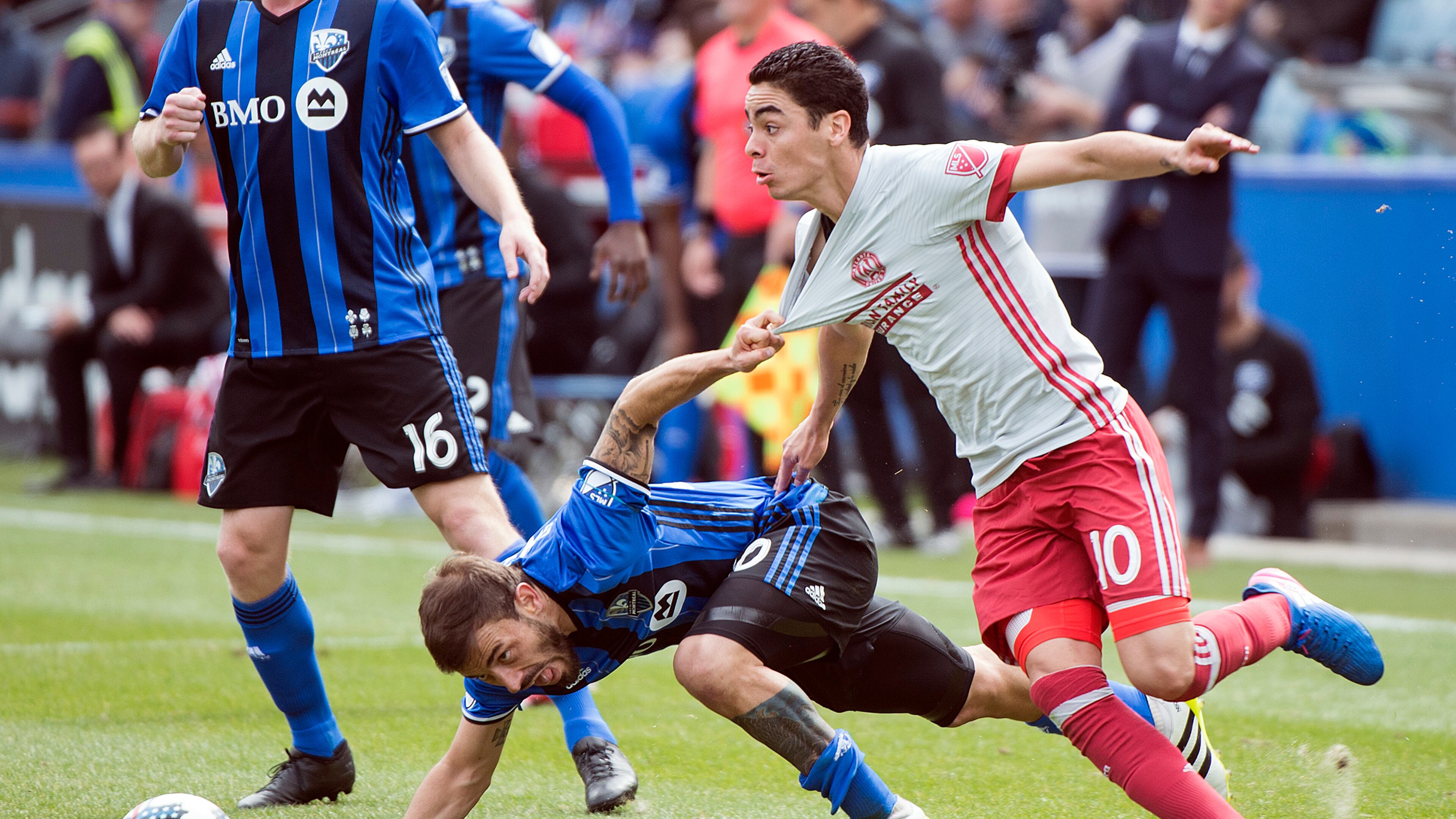 Montreal Impact's Hernan Bernardello, front left, challenges Atlanta United's Miguel Almiron during second-half MLS soccer game action in Montreal, Saturday, April 15, 2017. (Graham Hughes/The Canadian Press via AP)