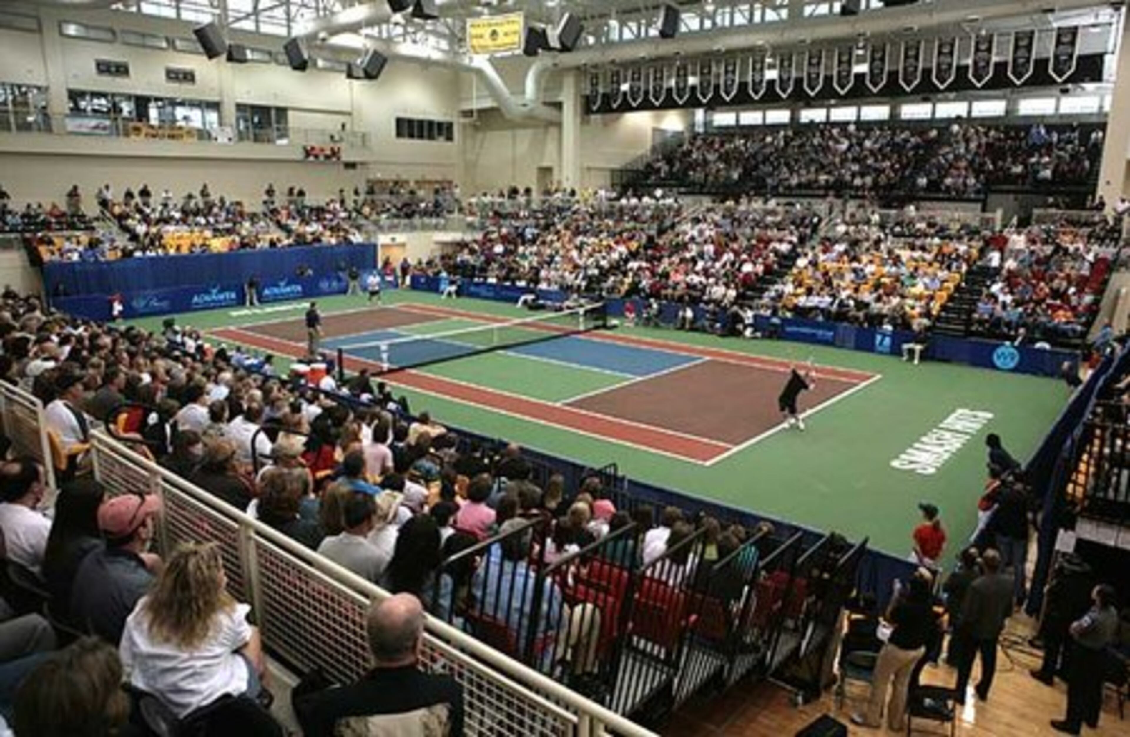 Andy Roddick (left) and Jesse Levine entertain fans with a singles match during the Advanta WTT Smash Hits tennis event.
