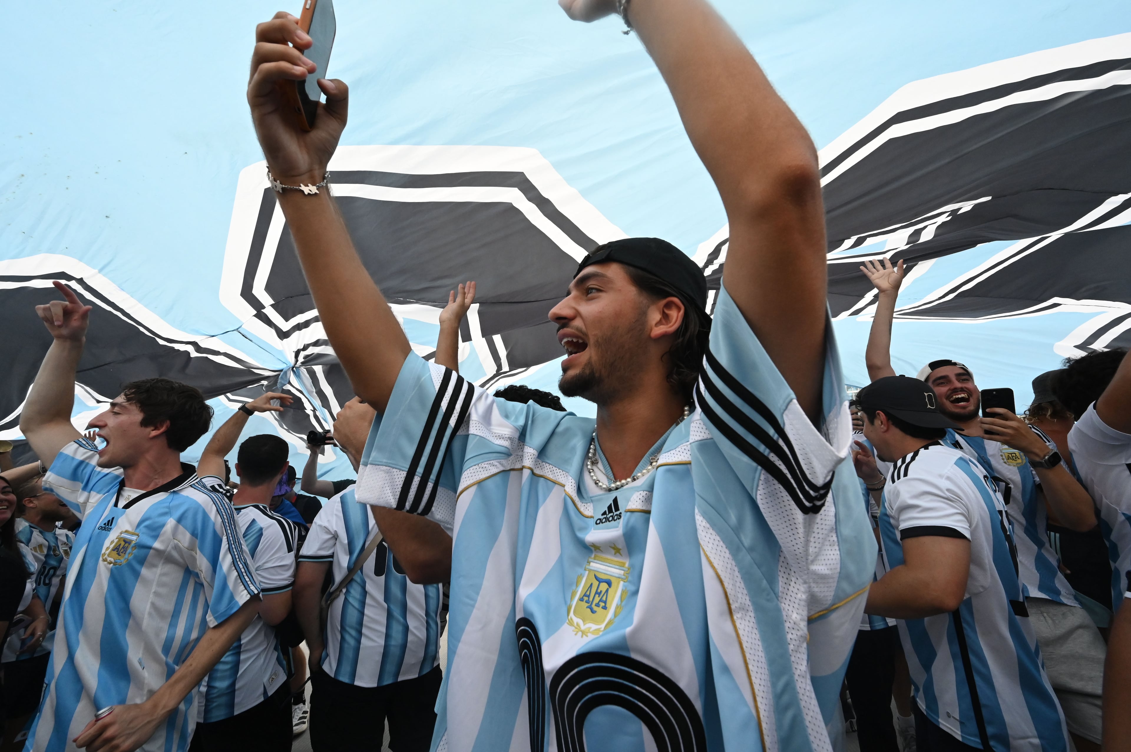 Argentina fans march and chant towards Atlanta Stadium (Mercedes Benz Stadium) before the FIFA World Cup semifinal between Argentina and England on Wednesday, July 15, 2026, in Atlanta. (Hyosub Shin/AJC)