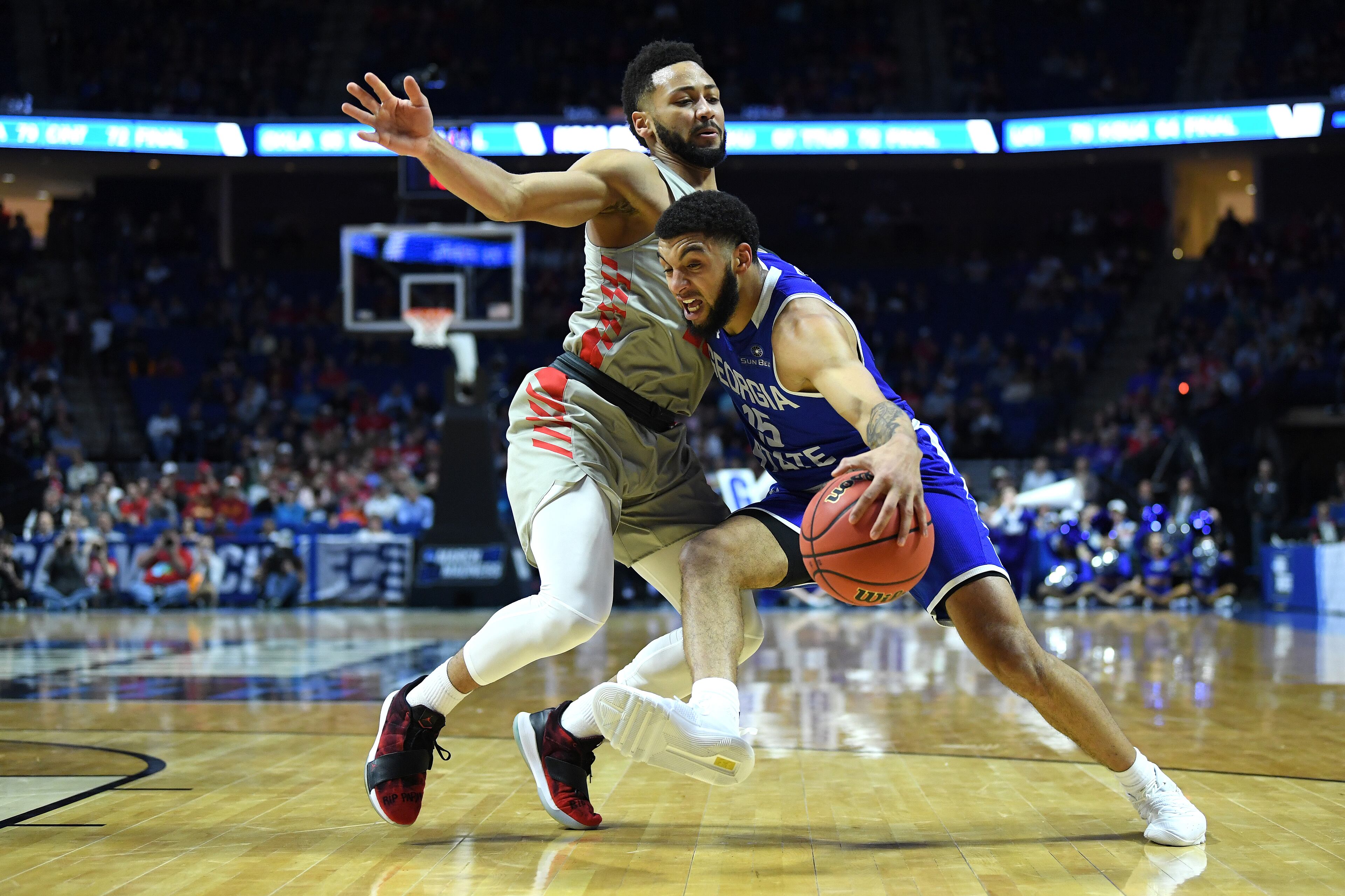 TULSA, OKLAHOMA - MARCH 22: D'Marcus Simonds #15 of the Georgia State Panthers drives to the basket against Galen Robinson Jr. #25 of the Houston Cougars during the first half in the first round game of the 2019 NCAA Men's Basketball Tournament at BOK Center on March 22, 2019 in Tulsa, Oklahoma. (Photo by Harry How/Getty Images)
