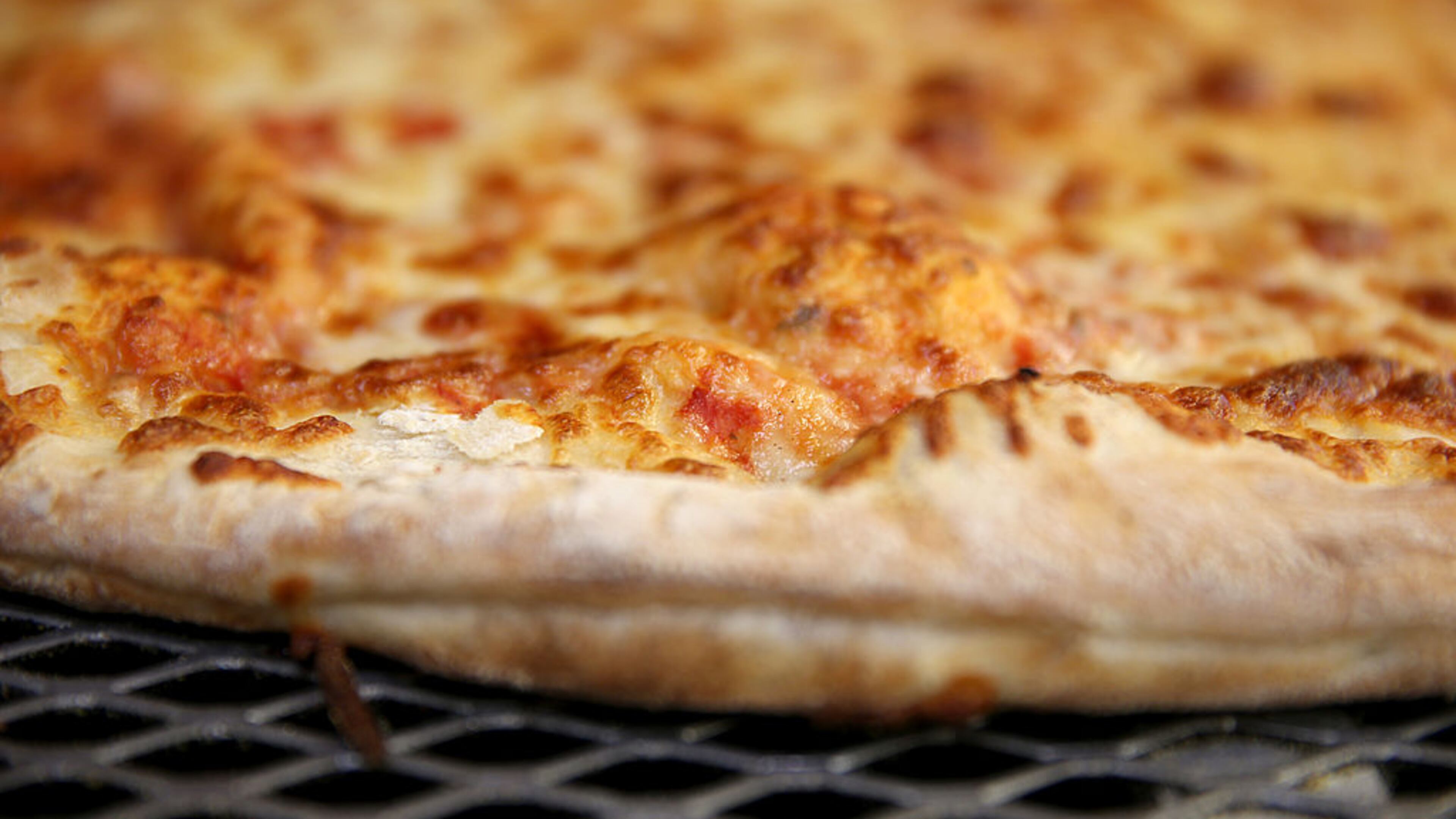 A cheese pizza. (Photo: Joe Raedle/Getty Images)