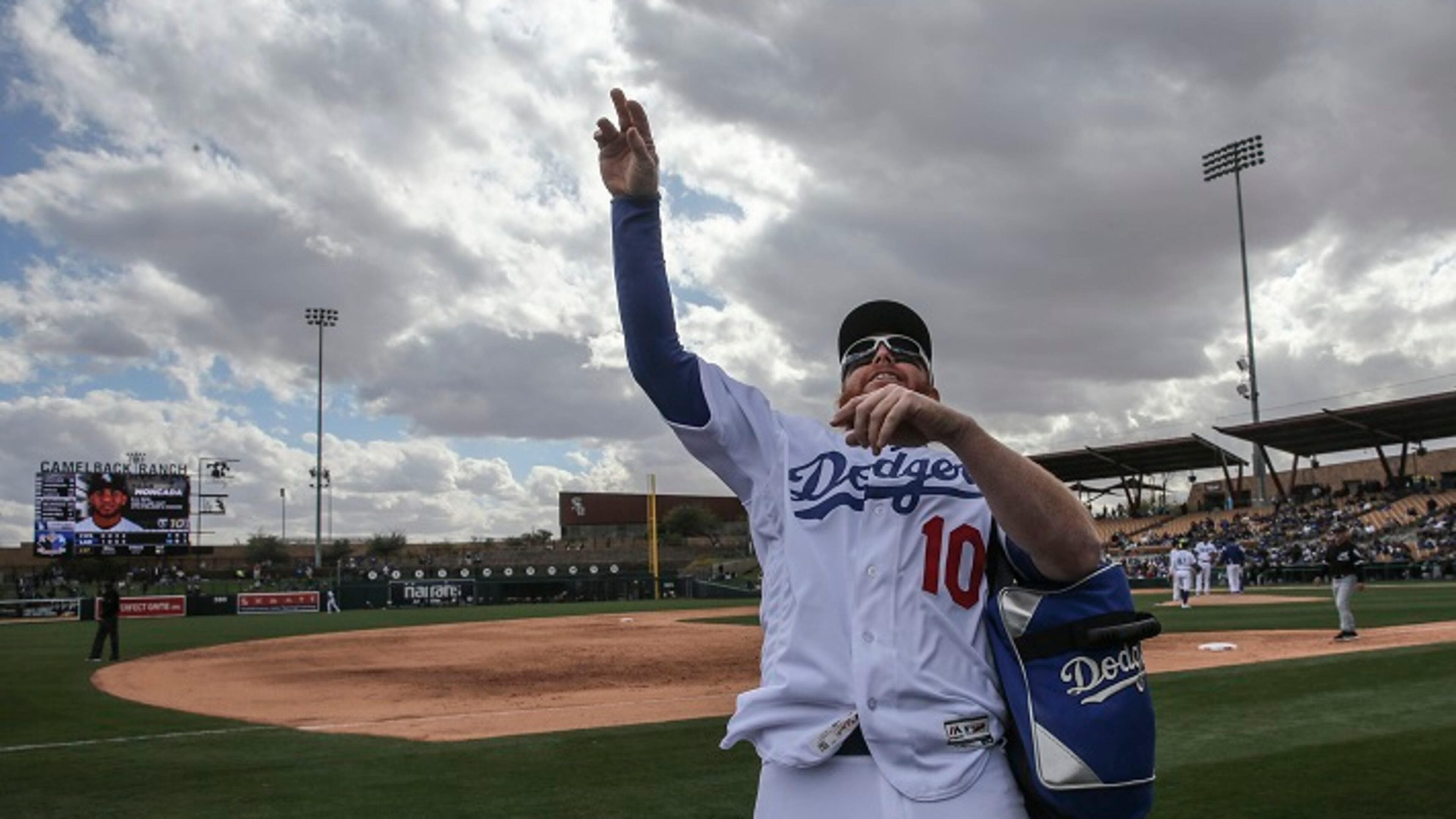 The Los Angeles Dodgers' Justin Turner tosses a ball to fans as he walks off the field during a game against the Chicago White Sox at Camelback Ranch Stadium in Glendale, Ariz., on Friday, Feb. 23, 2018. (Robert Gauthier/Los Angeles Times/TNS)