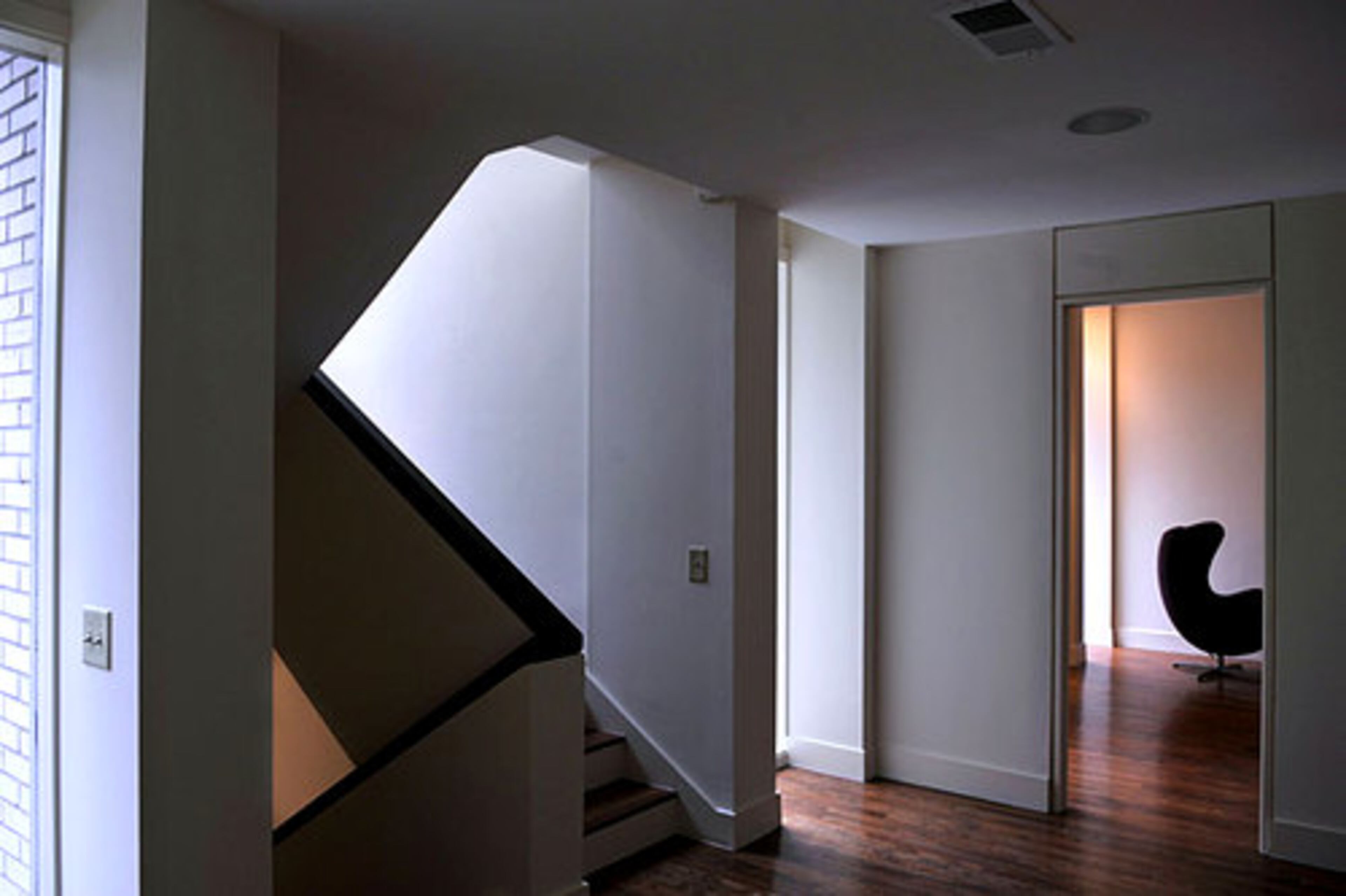 Jova's house is full of interesting angles and views to the outside, which can be found in nearly every room. The architect sees the home as a display house, perfect for an art collector.