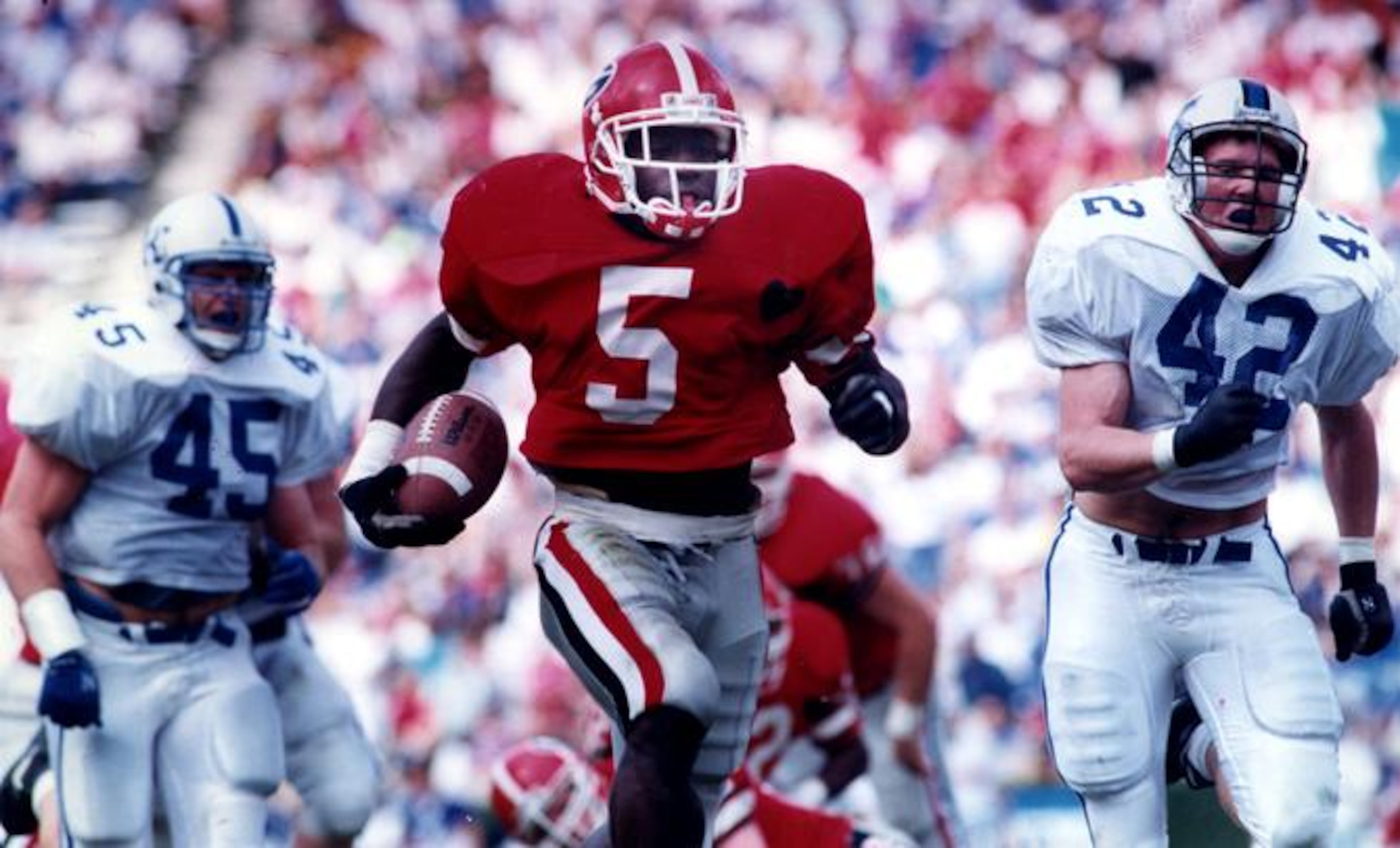 Garrison Hearst gets loose for one of the 35 touchdowns he scored in his three-year career with the Georgia Bulldogs from 1990-92. AJC FILE PHOTO