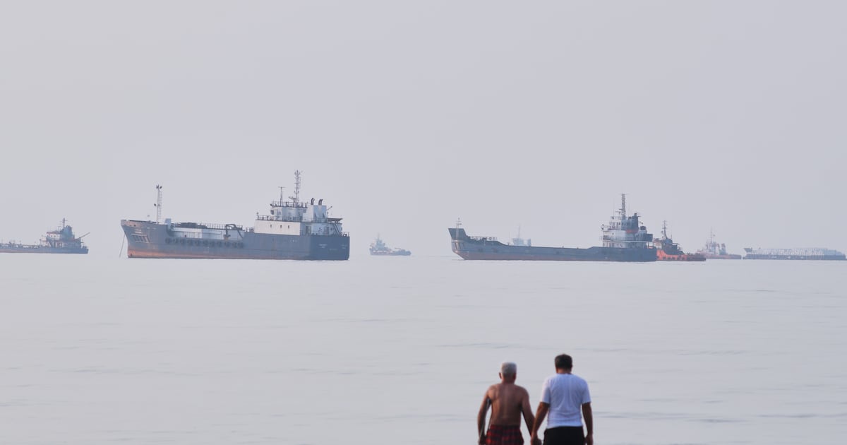 US pauses attacks on Iran for a second straight day and Tehran pauses, too