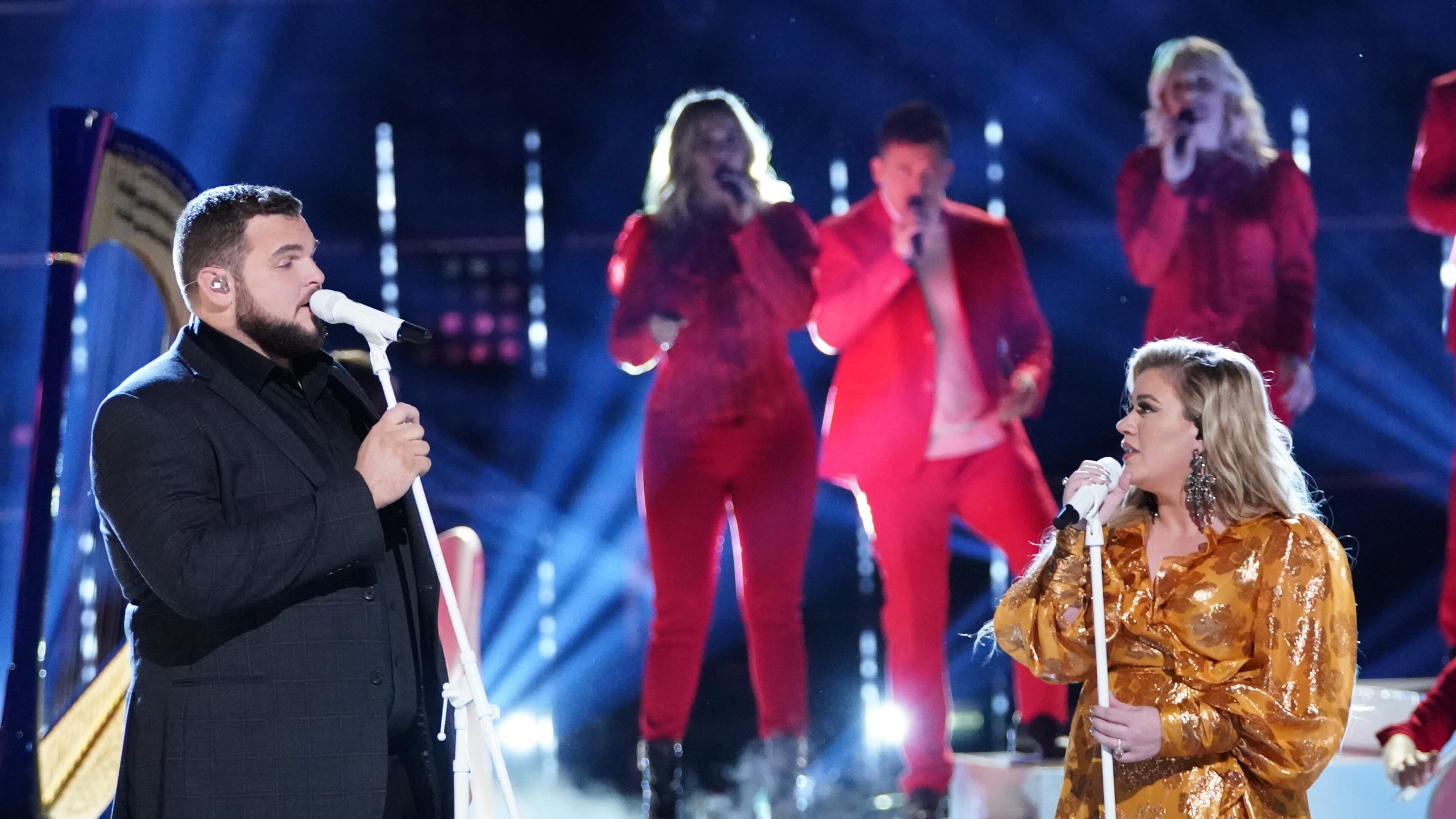 THE VOICE -- "Live Finale Performances" Episode 1720A -- Pictured: (l-r) Jake Hoot, Kelly Clarkson -- (Photo by: Tyler Golden/NBC)