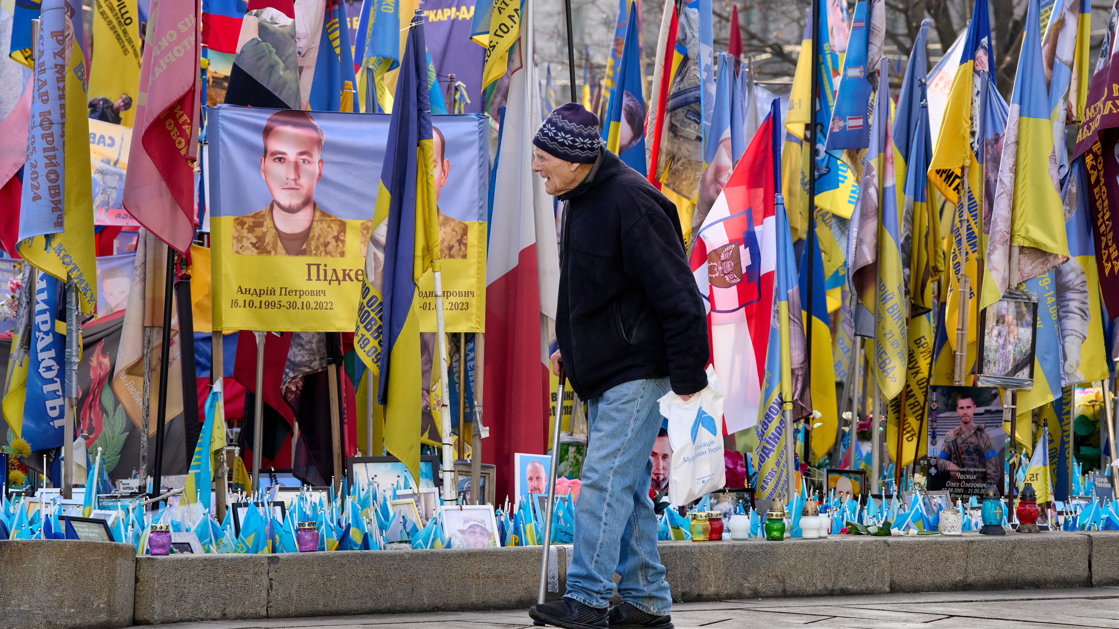 A man walks around an improvised memorial to fallen soldiers killed in the Russia-Ukraine war at Independence square in Kyiv, Ukraine, Wednesday, Dec. 10, 2025. (AP Photo/Efrem Lukatsky)