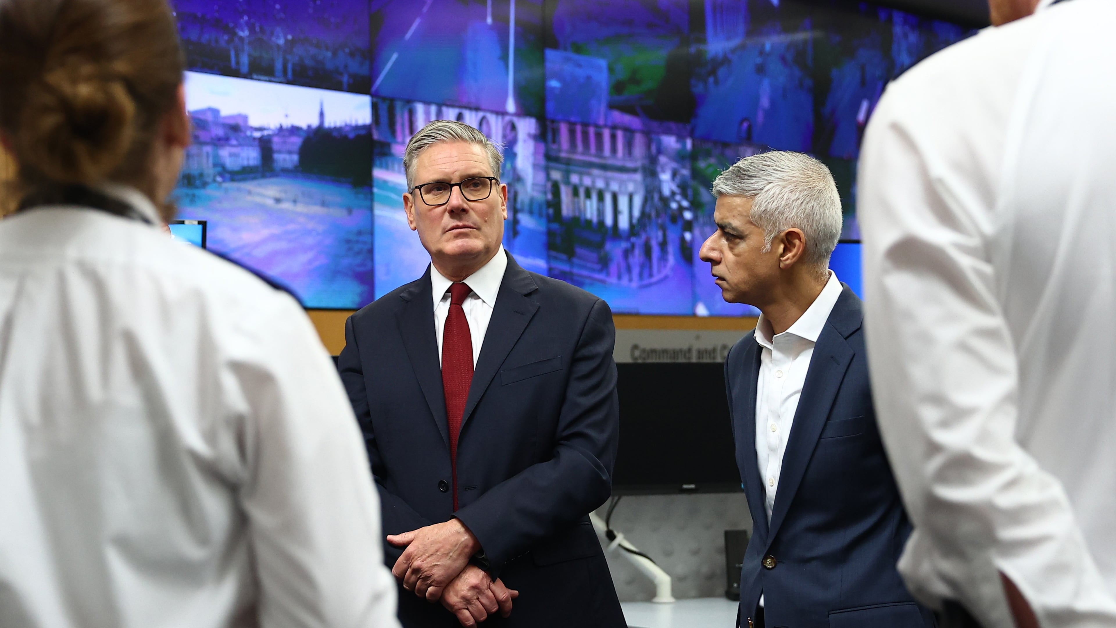 Britain's Prime Minister Keir Starmer and Mayor of London Sadiq Khan, right, meet with police officers to discuss operational planning ahead of this weekend's protests in London, Friday, May 15, 2026. (Peter Nicholls/Pool Photo via AP)