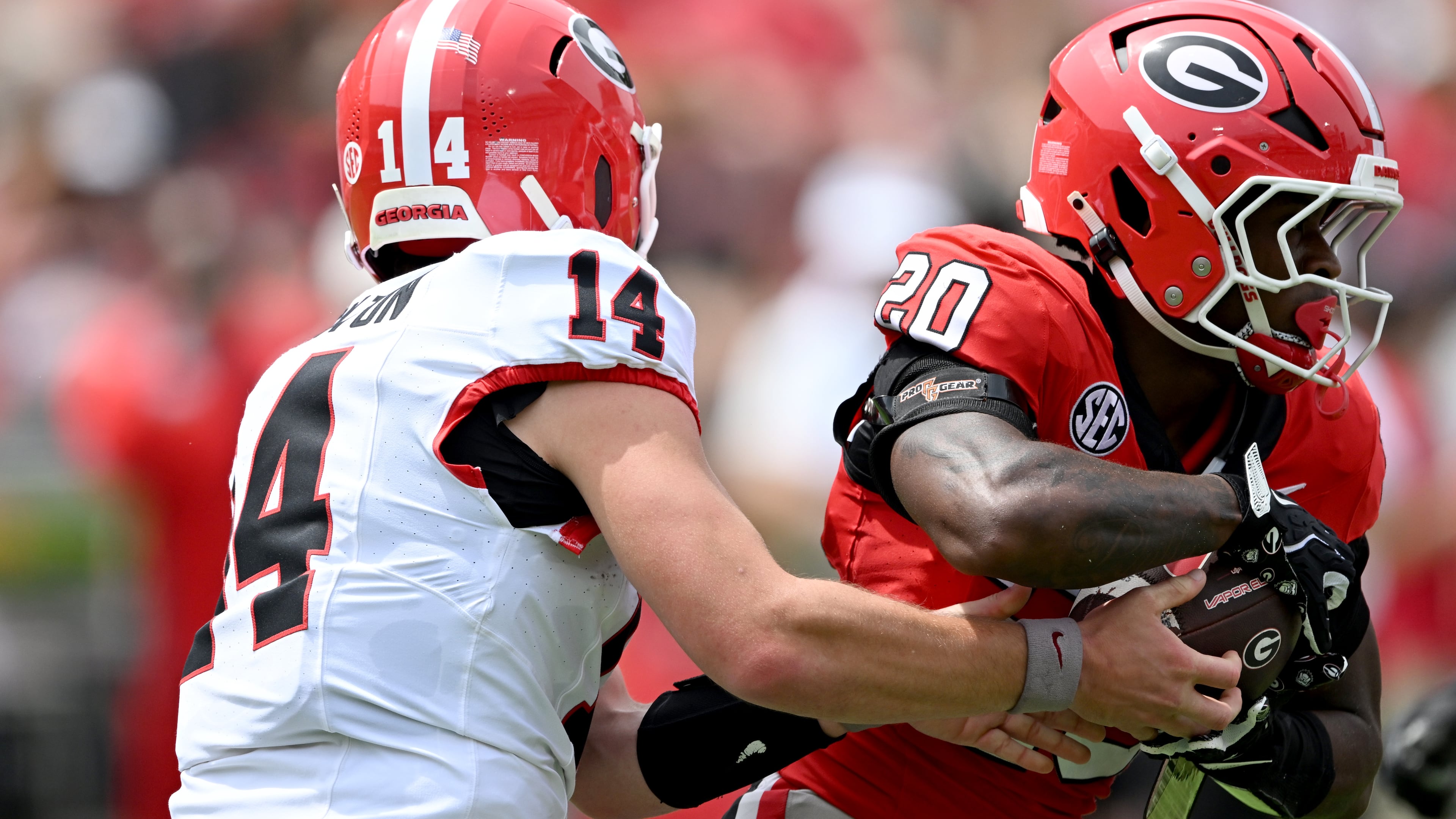 Georgia quarterback Gunner Stockton hands off to running back Dwight Phillips Jr. during the G-Day spring football game April 18, 2026. (Hyosub Shin/AJC)