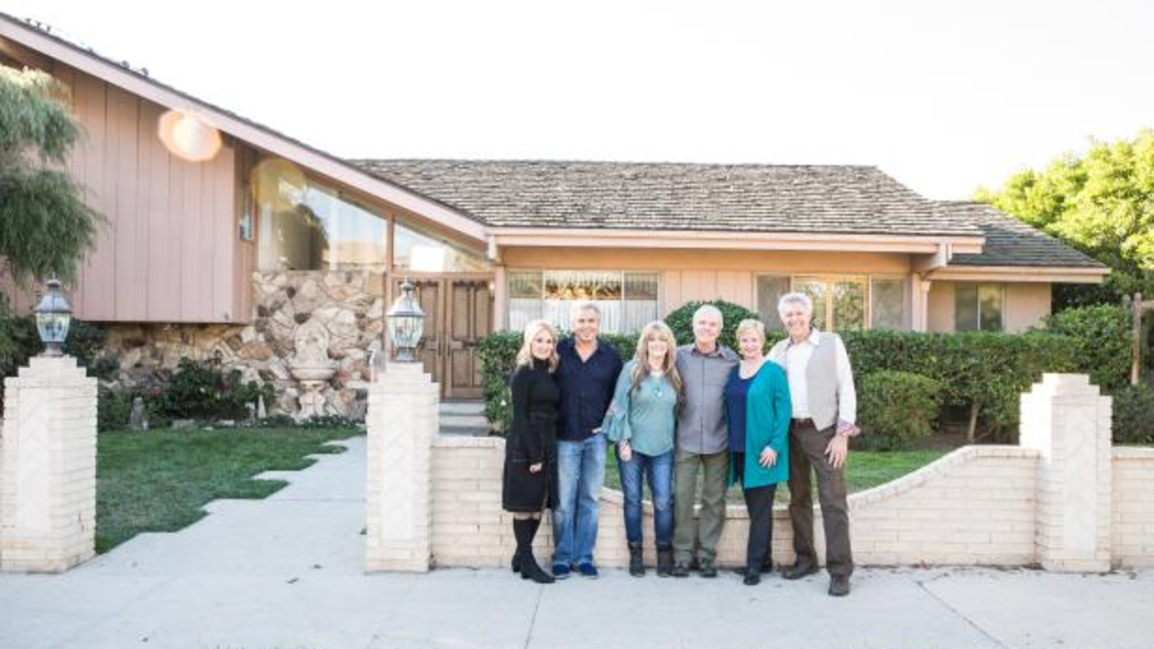 The Brady Bunch original cast members: (left to right) Maureen McCormick (Marcia), Christopher Knight (Peter), Susan Olsen (Cindy), Mike Lookinland (Bobby), Eve Plumb (Jan) and Barry Williams (Greg) in front of the original Brady home in Studio City, California. (Photo: Matt Harbicht/Getty Images)