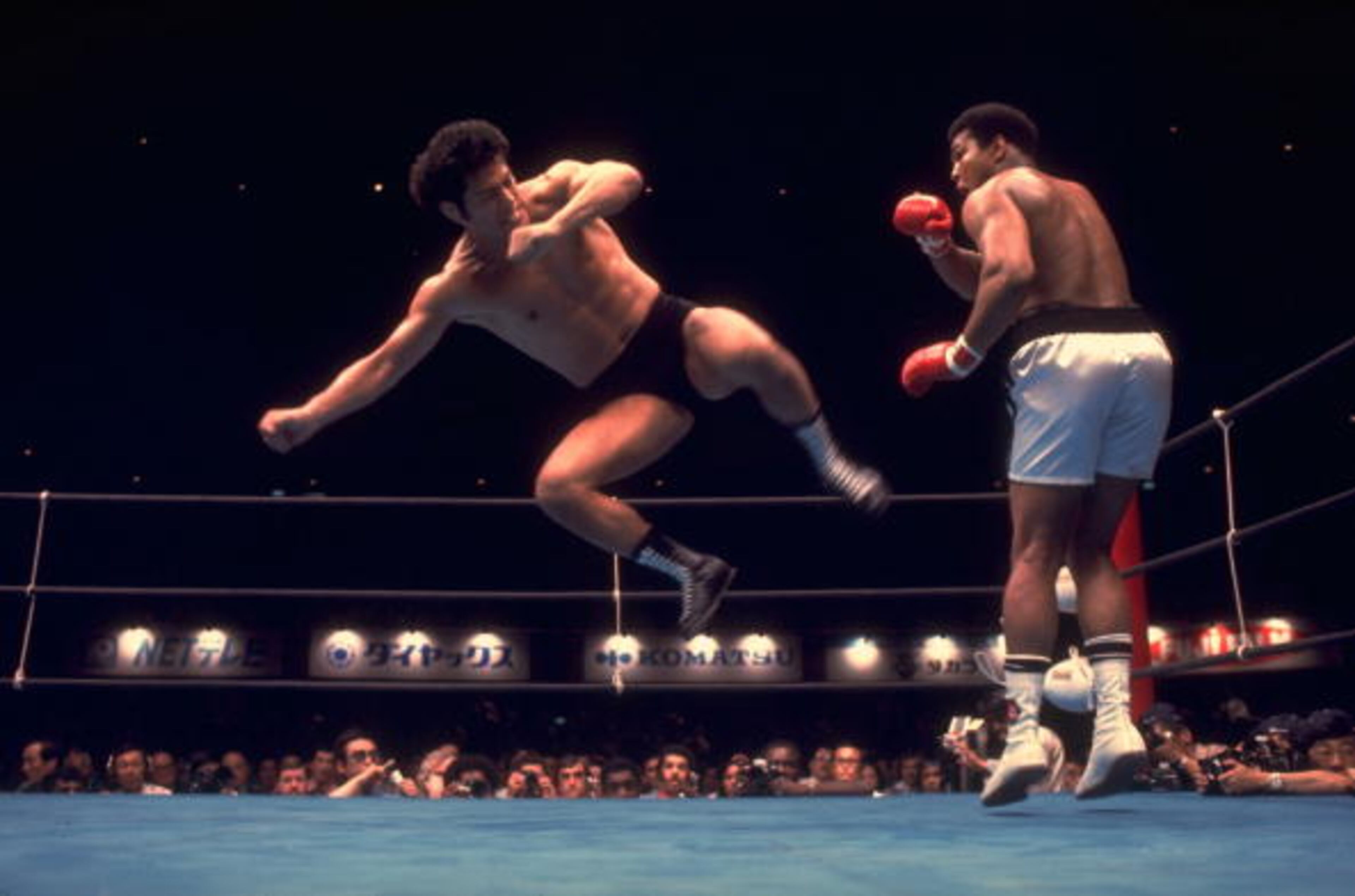 JAPAN - JUNE 26: Boxing & Professional Wrestling: Japan Kanji Antonio Inoki in action vs heavyweight champion Muhammad Ali during exhibition match at Nippon Budokan, Fight ended as draw, Tokyo, Japan 6/26/1976 (Photo by Takeo Tanuma/Sports Illustrated/Getty Images) (SetNumber: X20645)