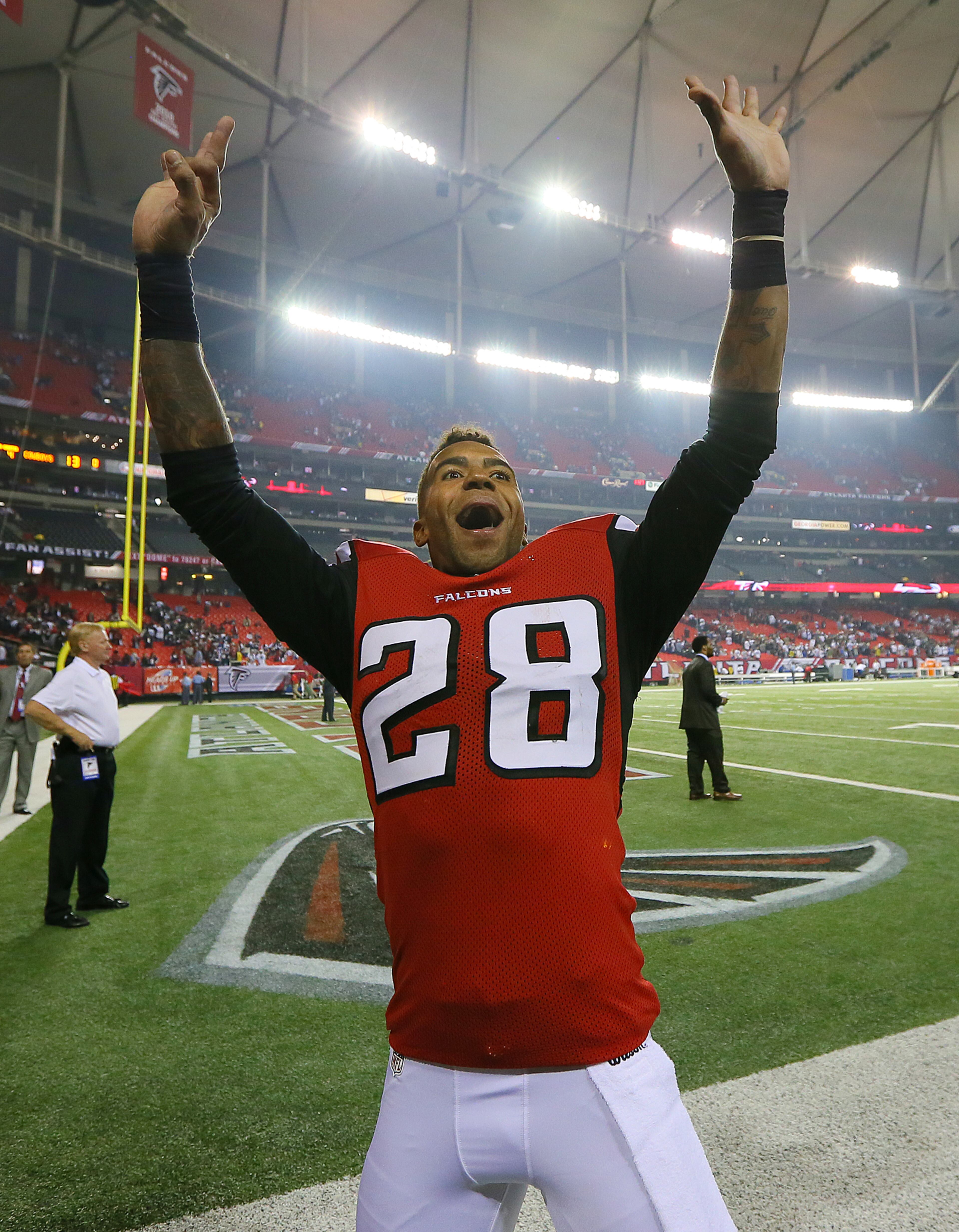 110412 ATLANTA: Falcons safety Thomas DeCoud celebrates defeating the Cowboys 19-13 to remain undefeated at the Georgia Dome in Atlanta on Sunday, Nov. 4, 2012. CURTIS COMPTON / CCOMPTON@AJC.COM