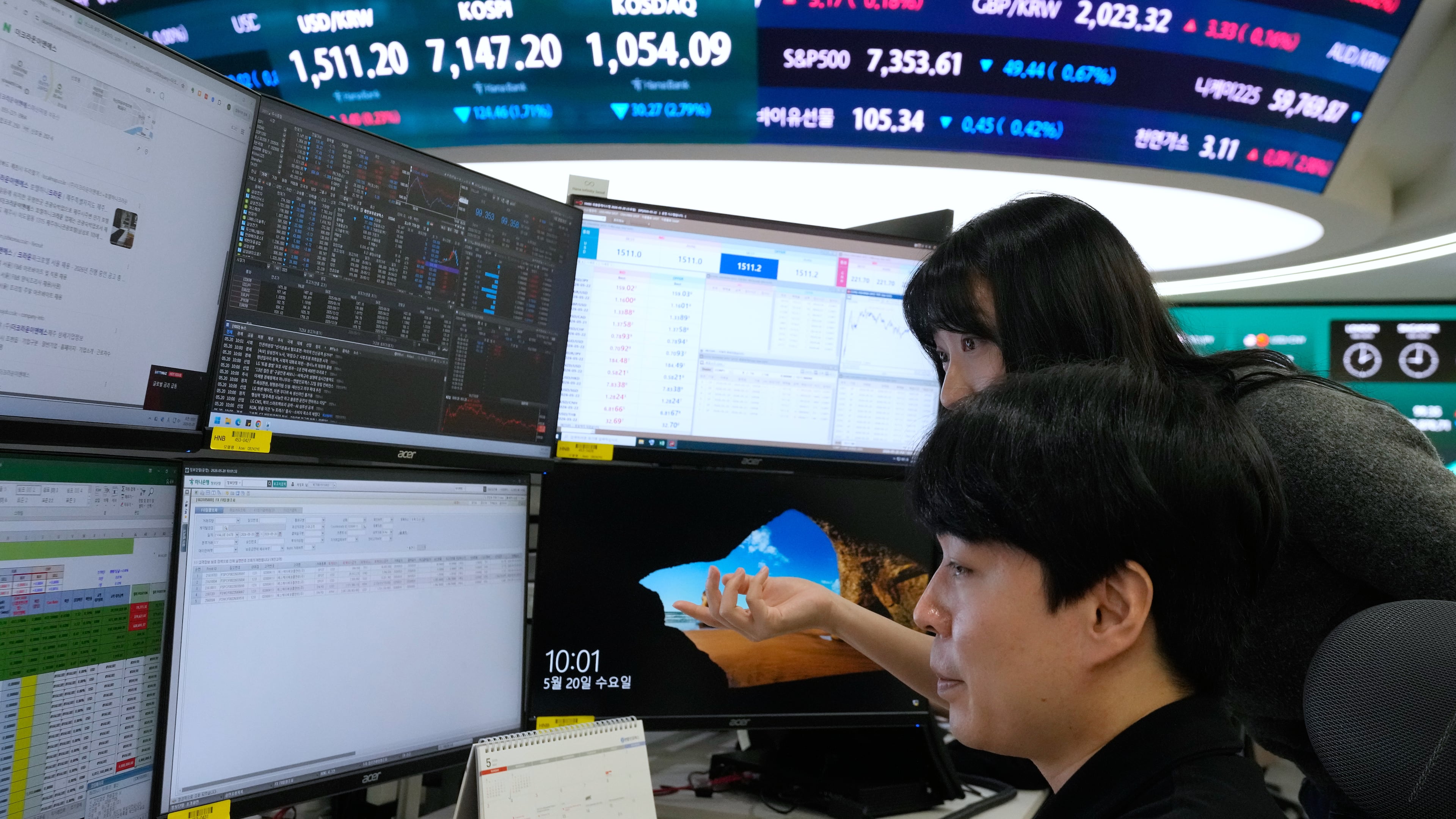 Currency traders watch monitors at the foreign exchange dealing room of the Hana Bank headquarters in Seoul, South Korea, Wednesday, May 20, 2026. (AP Photo/Ahn Young-joon)