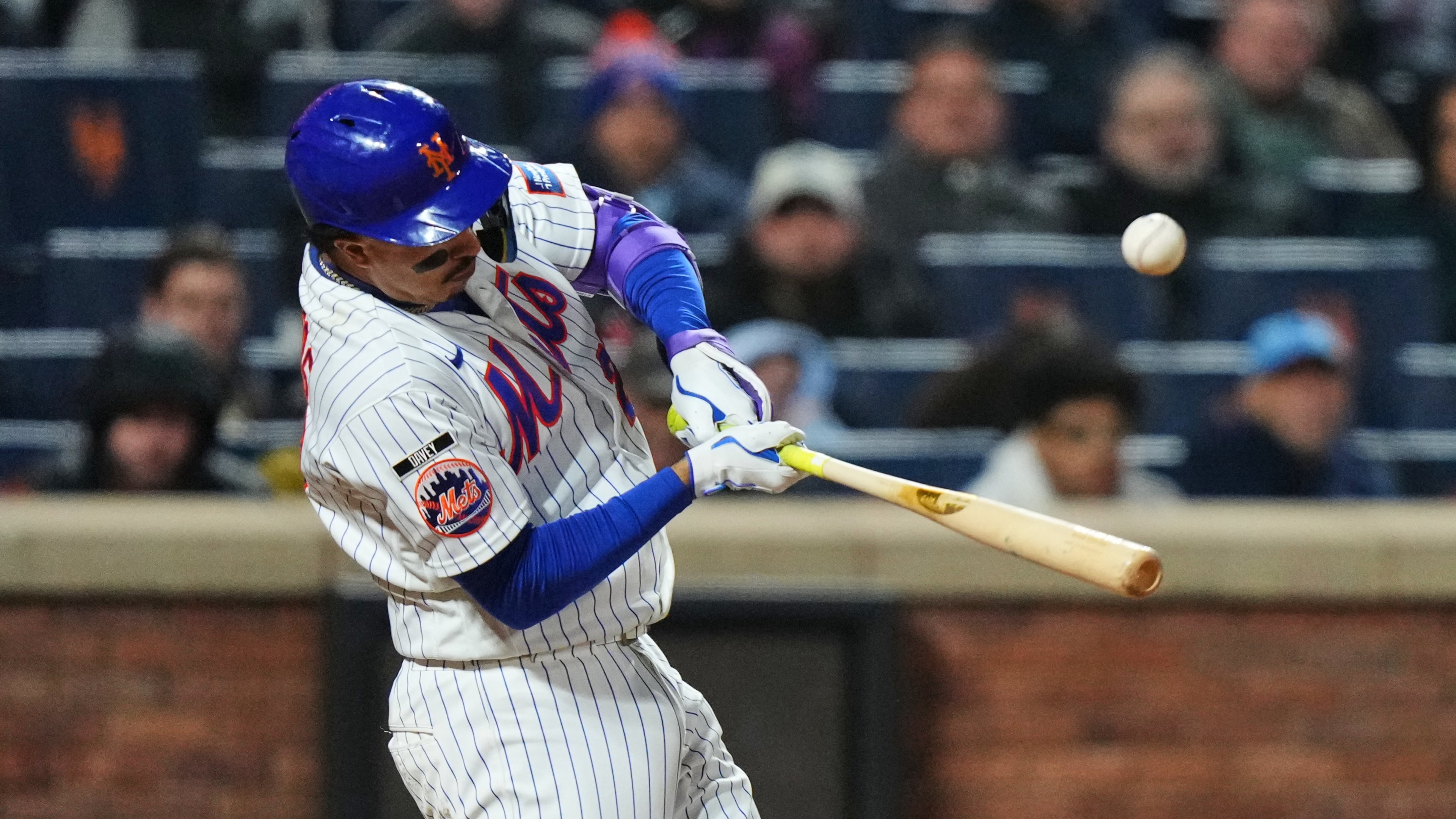 New York Mets' Mark Vientos hits an RBI single during the eighth inning of a baseball game against the Minnesota Twins Wednesday, April 22, 2026, in New York. (AP Photo/Frank Franklin II)