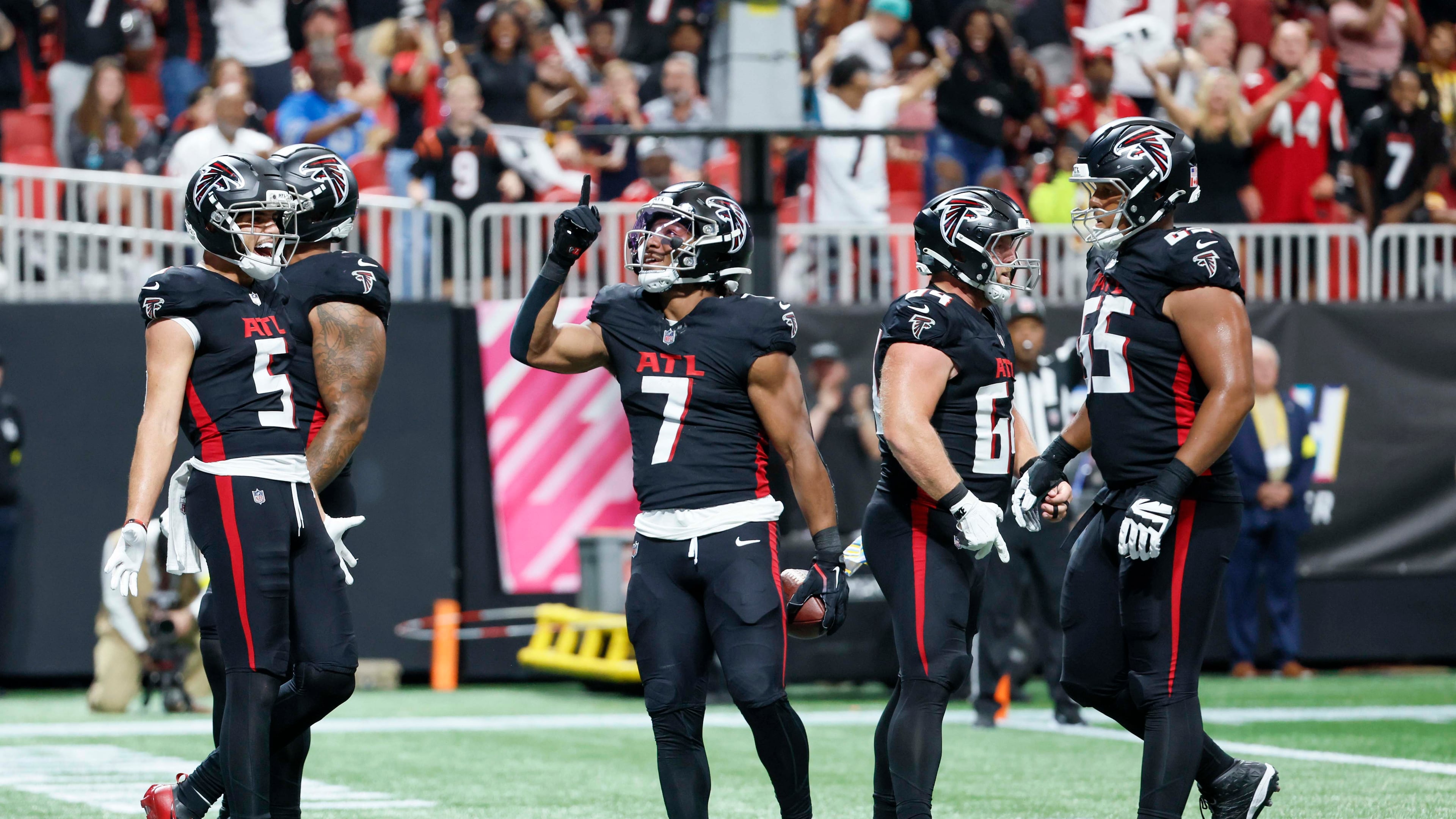 Atlanta Falcons running back Bijan Robinson (7) celebrates after scoring a touchdown during the first half of an NFL game against the Washington Commanders at Mercedes-Benz Stadium in Atlanta on Sunday, September 28, 2025.(Miguel Martinez/AJC)