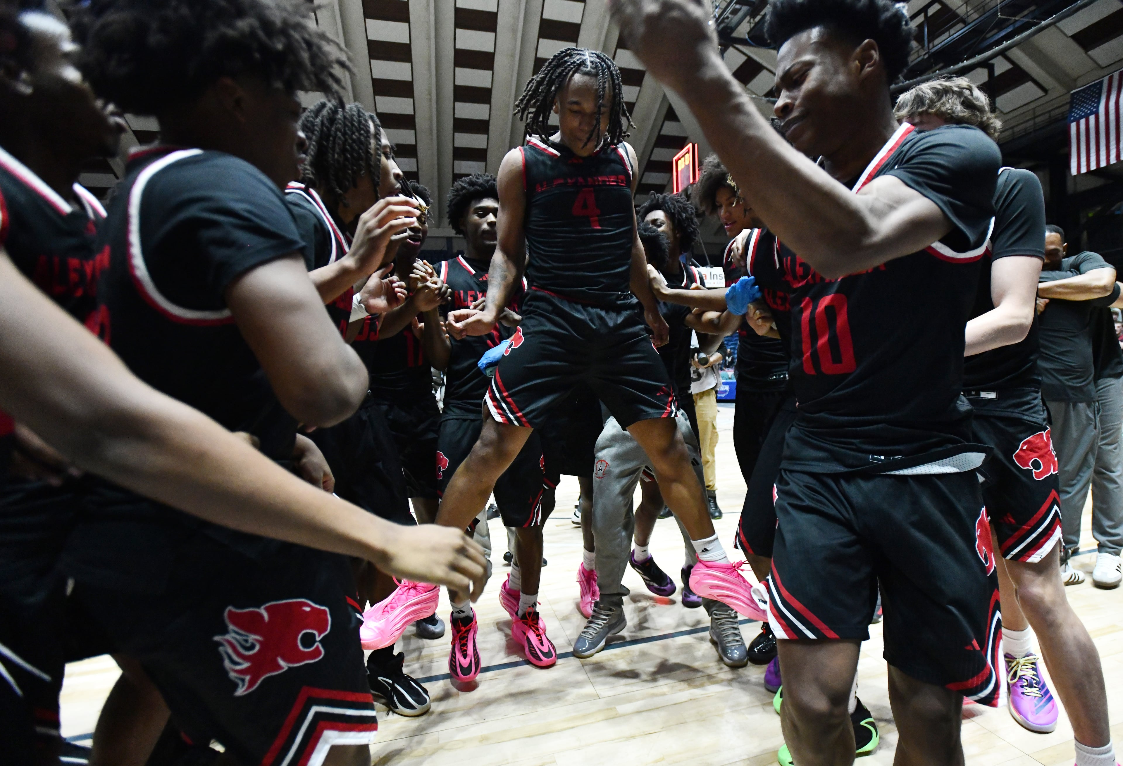 Alexander players celebrate their win over Woodward Academy during Class 5A Boys GHSA State Championship at the Macon Coliseum, Friday, March 13, 2026, in Macon. Alexander won 81-67 over Woodward Academy. (Hyosub Shin/AJC)