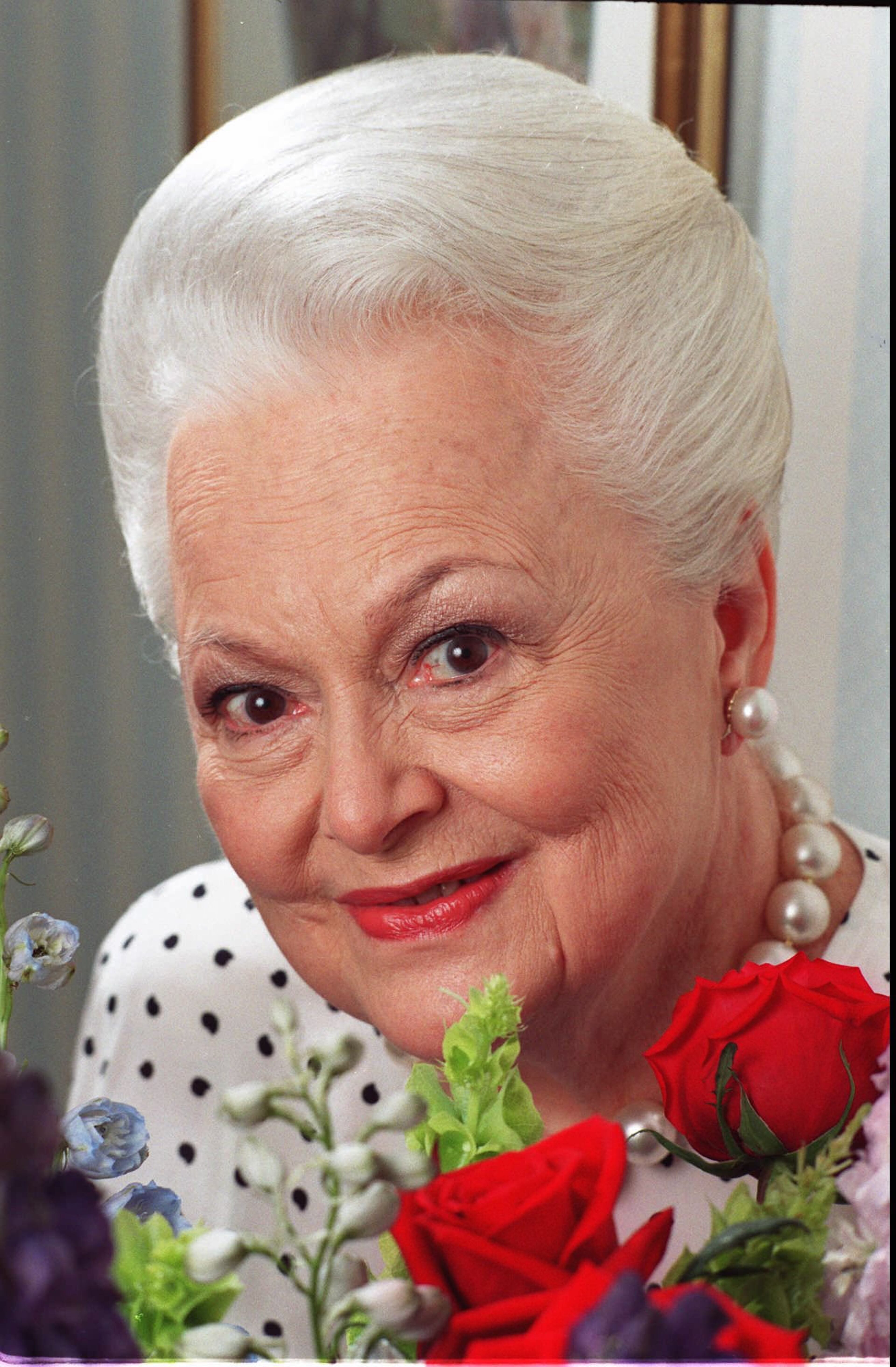 Actress Olivia de Havilland poses in New York on June 17, 1998.
