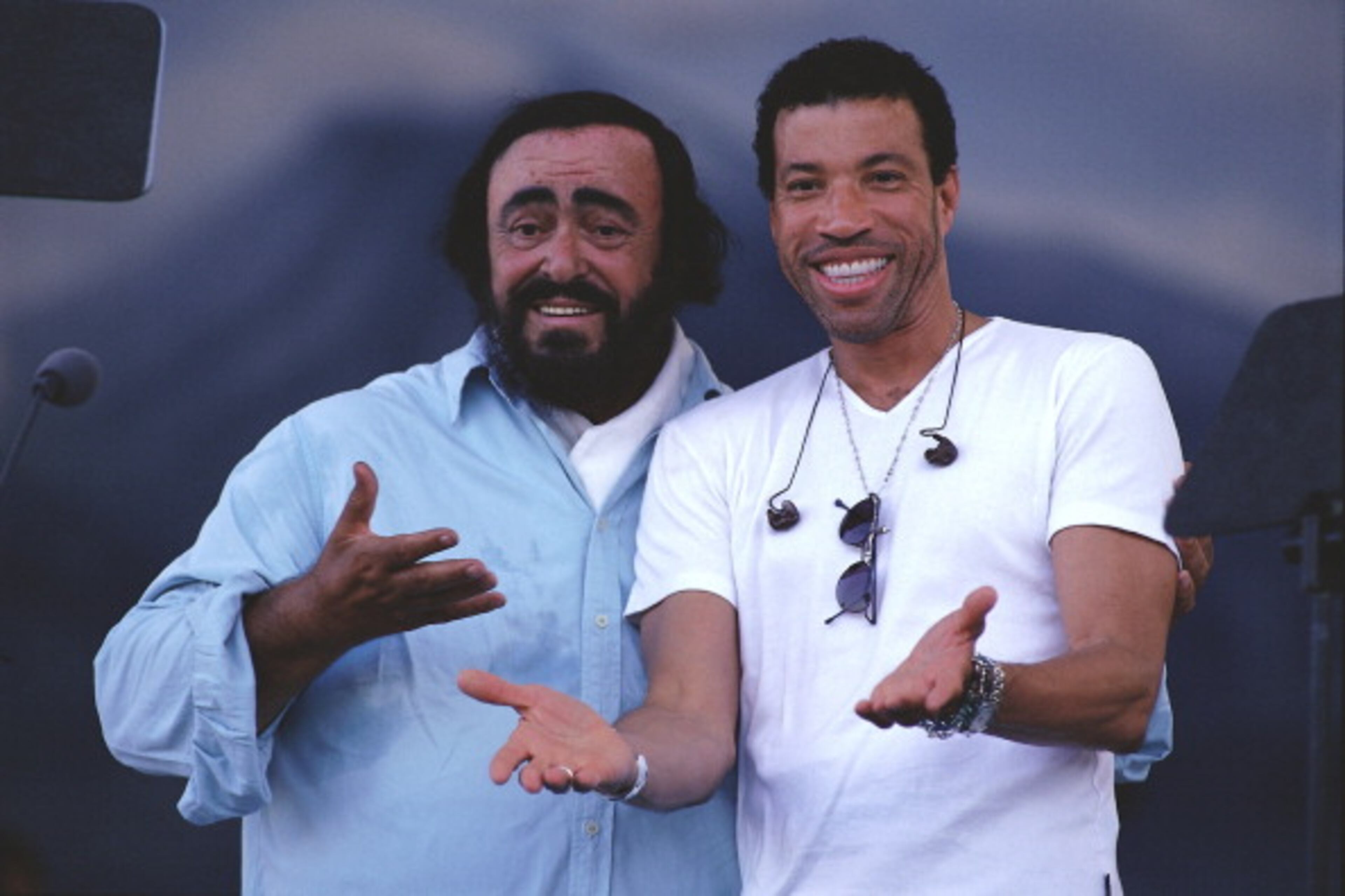 The Italian tenor Luciano Pavarotti and the American singer Lionel Richie rehearsing for the show 'Pavarotti & Friends'. Modena, June 1999 (Photo by Giorgio Lotti/Mondadori Portfolio via Getty Images)