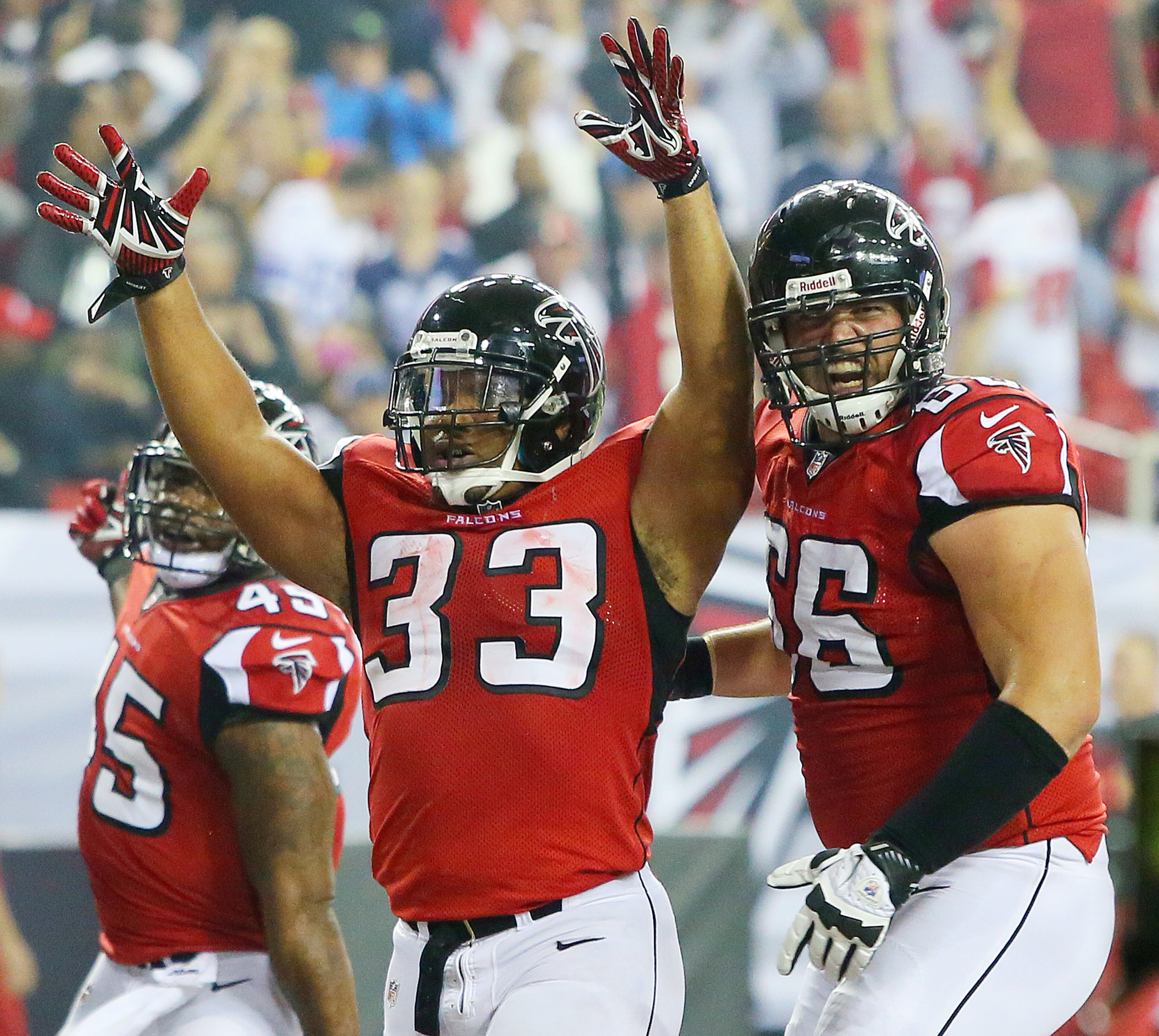 110412 ATLANTA: Falcons running back Michael Turner celebrates his touchdown run with guard Peter Konz during fourth quarter action against the Cowboys at the Georgia Dome in Atlanta on Sunday, Nov. 4, 2012. CURTIS COMPTON / CCOMPTON@AJC.COM