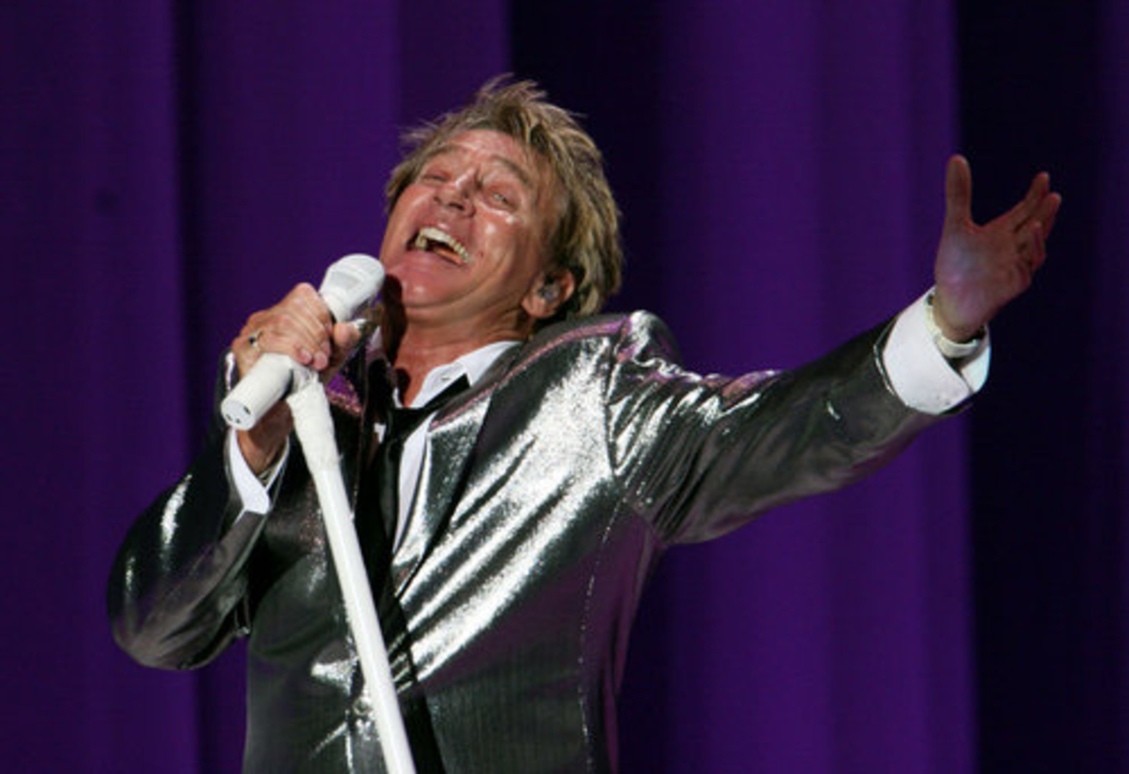 Rod Stewart rocked the Verizon Wireless Amphitheatre at Encore Park in Alpharetta on Wednesday night.