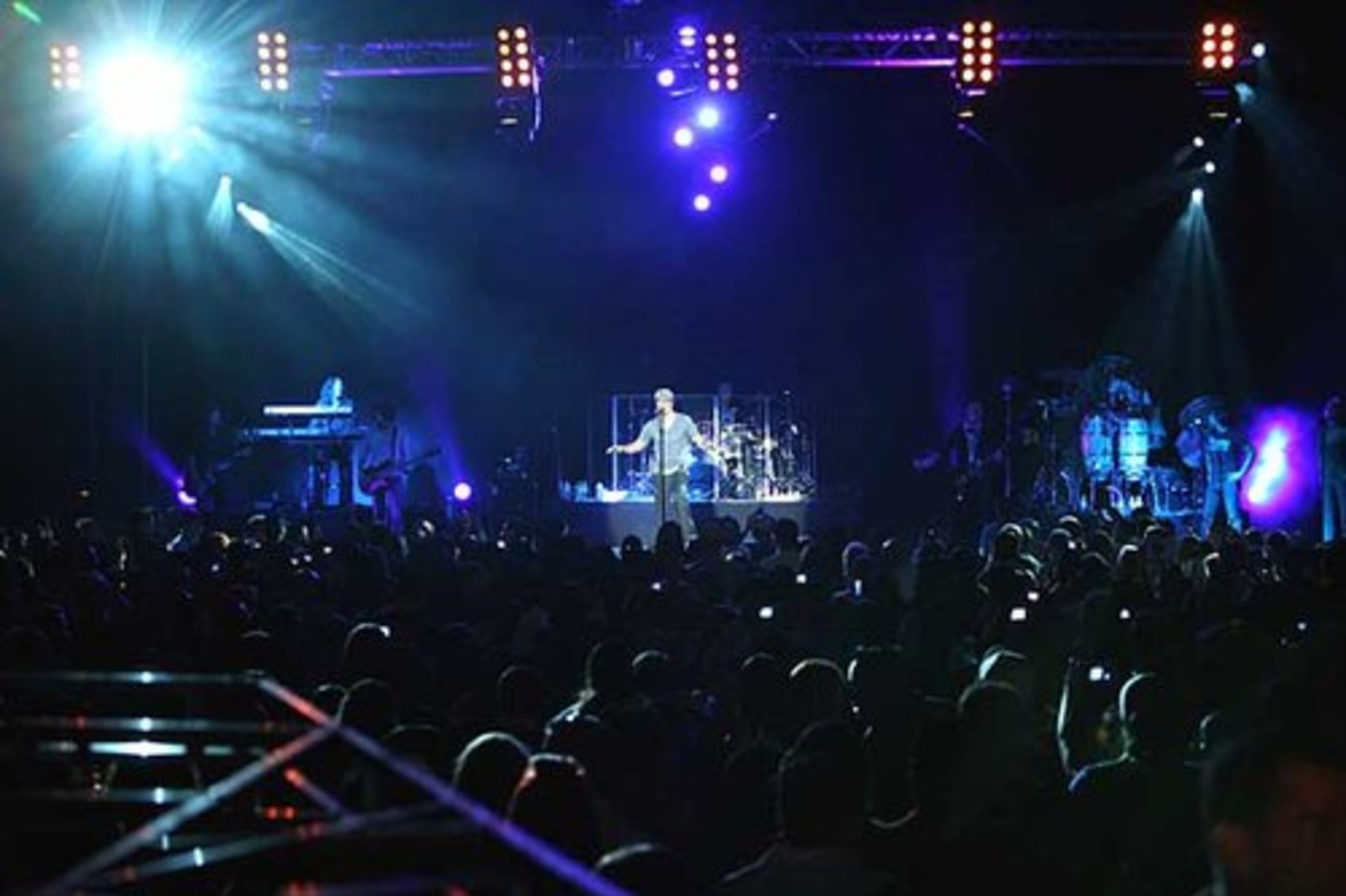Enrique Iglesias plays to a packed house on Friday night.