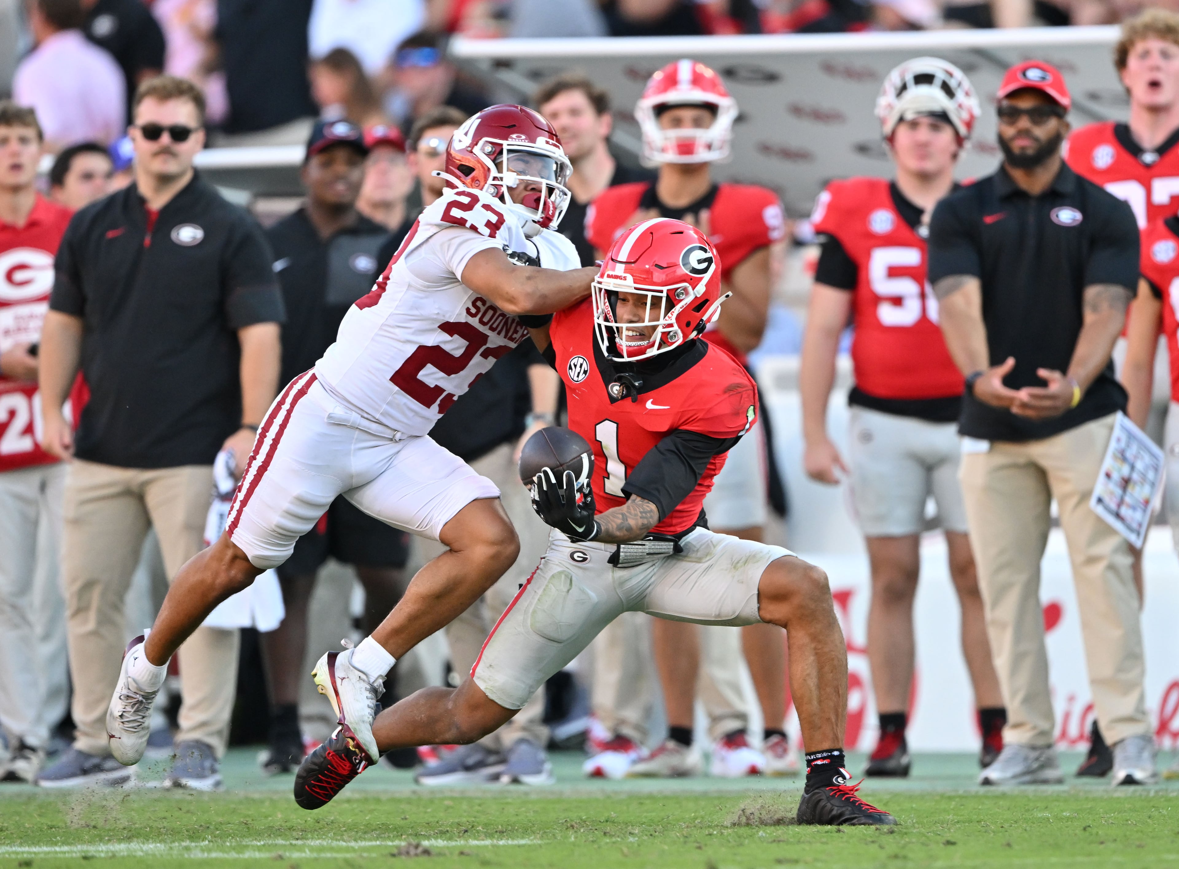 Georgia wide receiver Talyn Taylor makes a one-handed catch against Oklahoma defensive back Eli Bowen during the second half of an NCAA football game at Sanford Stadium on Saturday, Sept. 26, 2026, in Athens, Ga. Georgia defeated Oklahoma 41-13. (Hyosub Shin/AJC)
