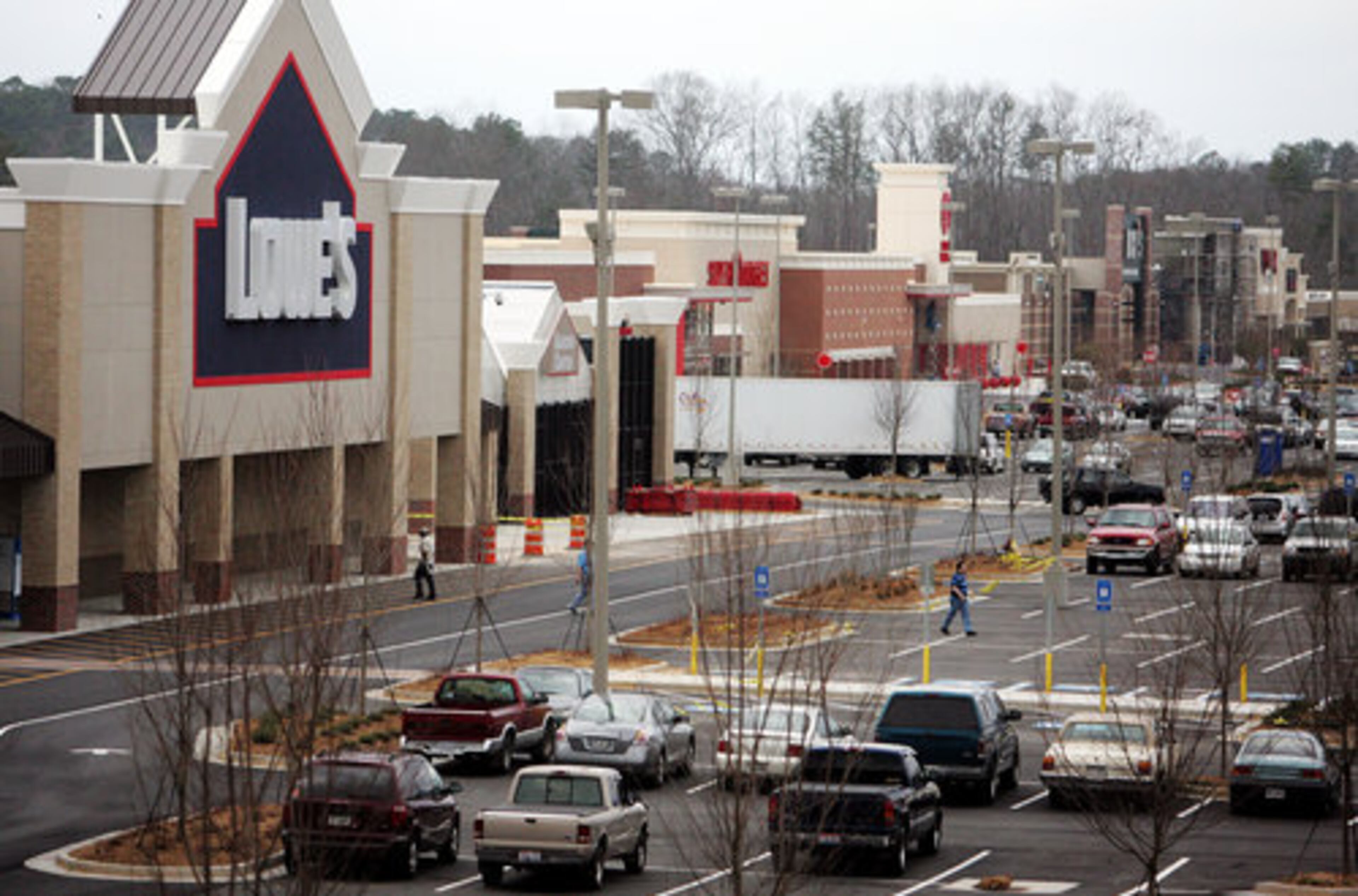 The new Canton Marketplace shopping center by Sembler features a Lowe's, Super Target & Best Buy among other big name stores. Despite the consumer recession that has hit retailers especially hard, Sembler, a prolific developer of big box retail centers in metro Atlanta, will open an 800,000 square foot mall in Canton in March.