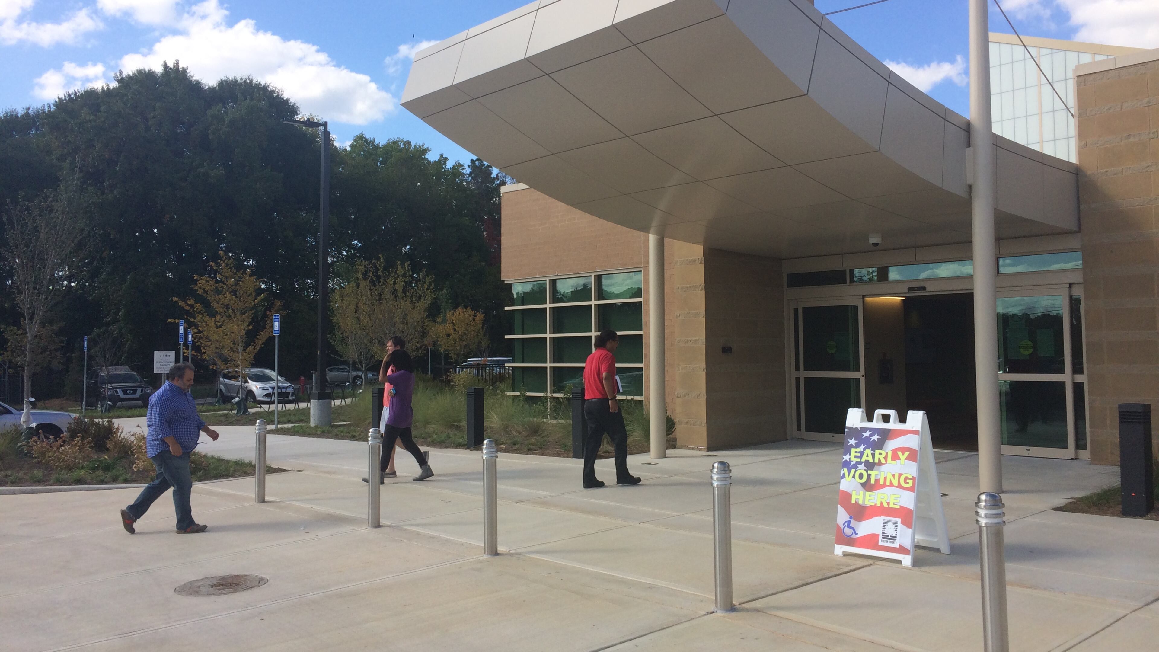 A steady stream of people came to the Southeast Atlanta Library to cast an early vote Monday afternoon. (BECCA GODWIN / BECCA.GODWIN@AJC.COM)