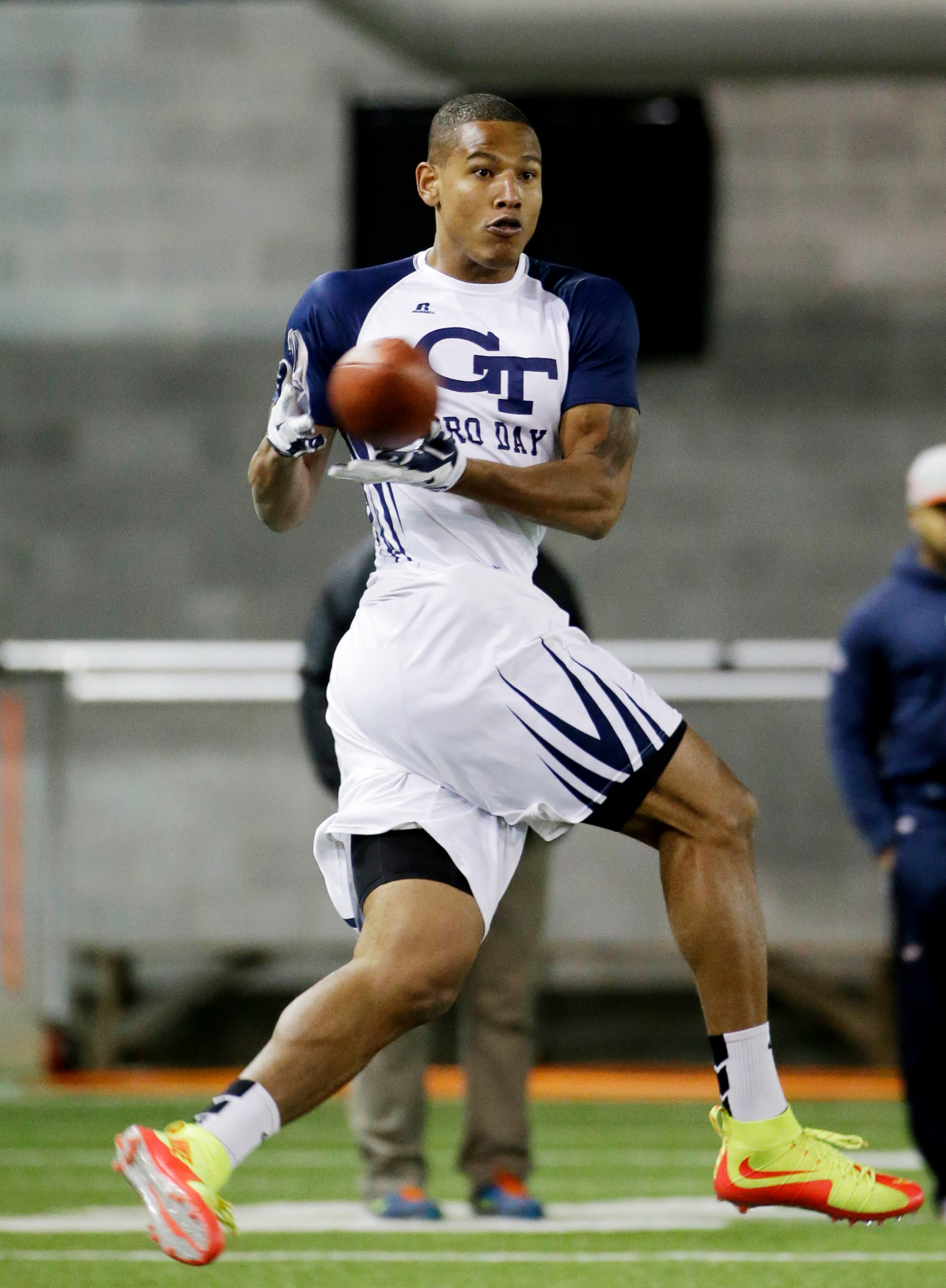 Darren Waller catches a pass during a football drill at NFL Pro Day at Georgia Tech Friday, March 13, 2015, in Atlanta. (AP Photo/David Goldman)