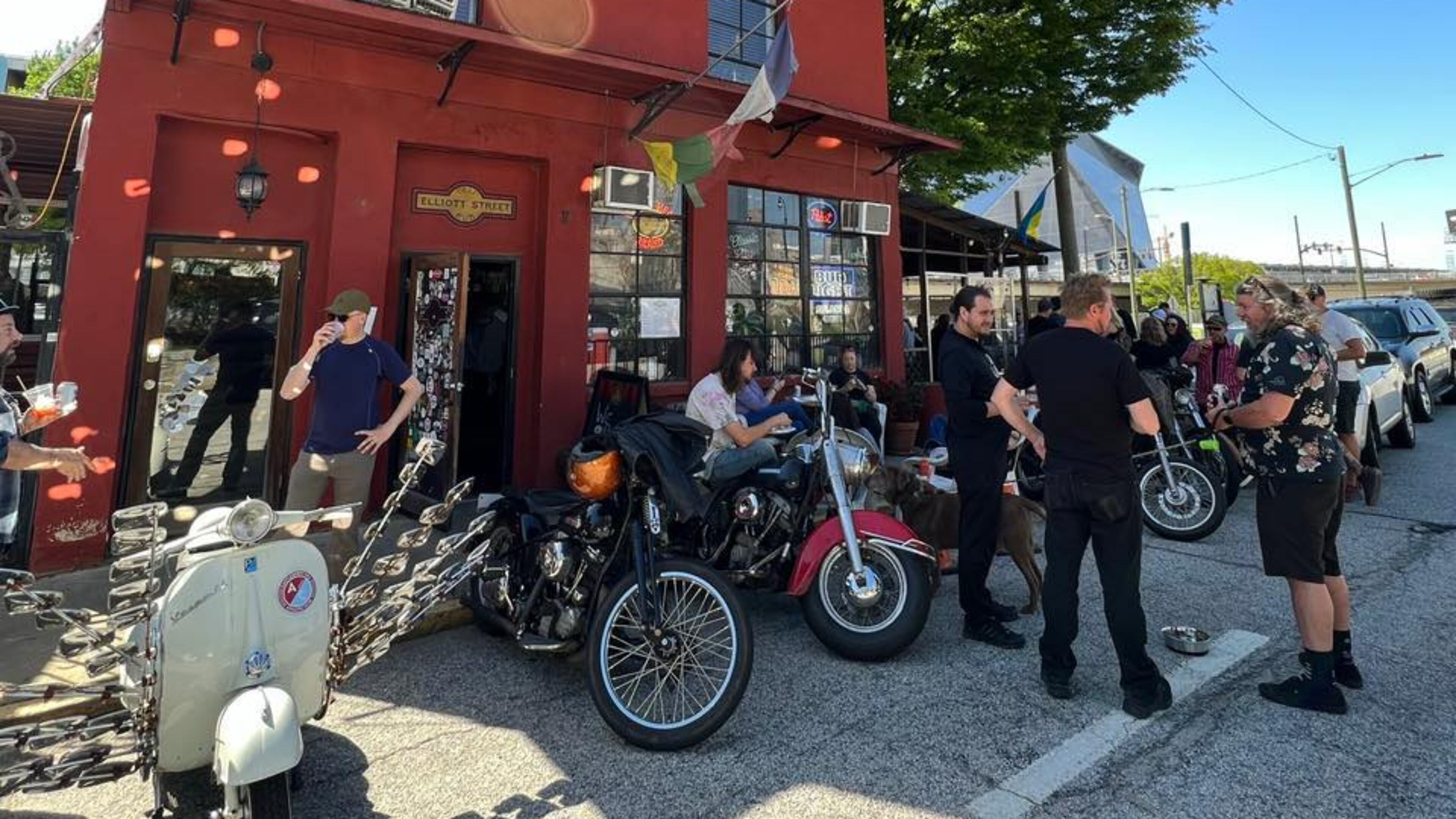 The exterior of Elliott Street Deli & Pub.