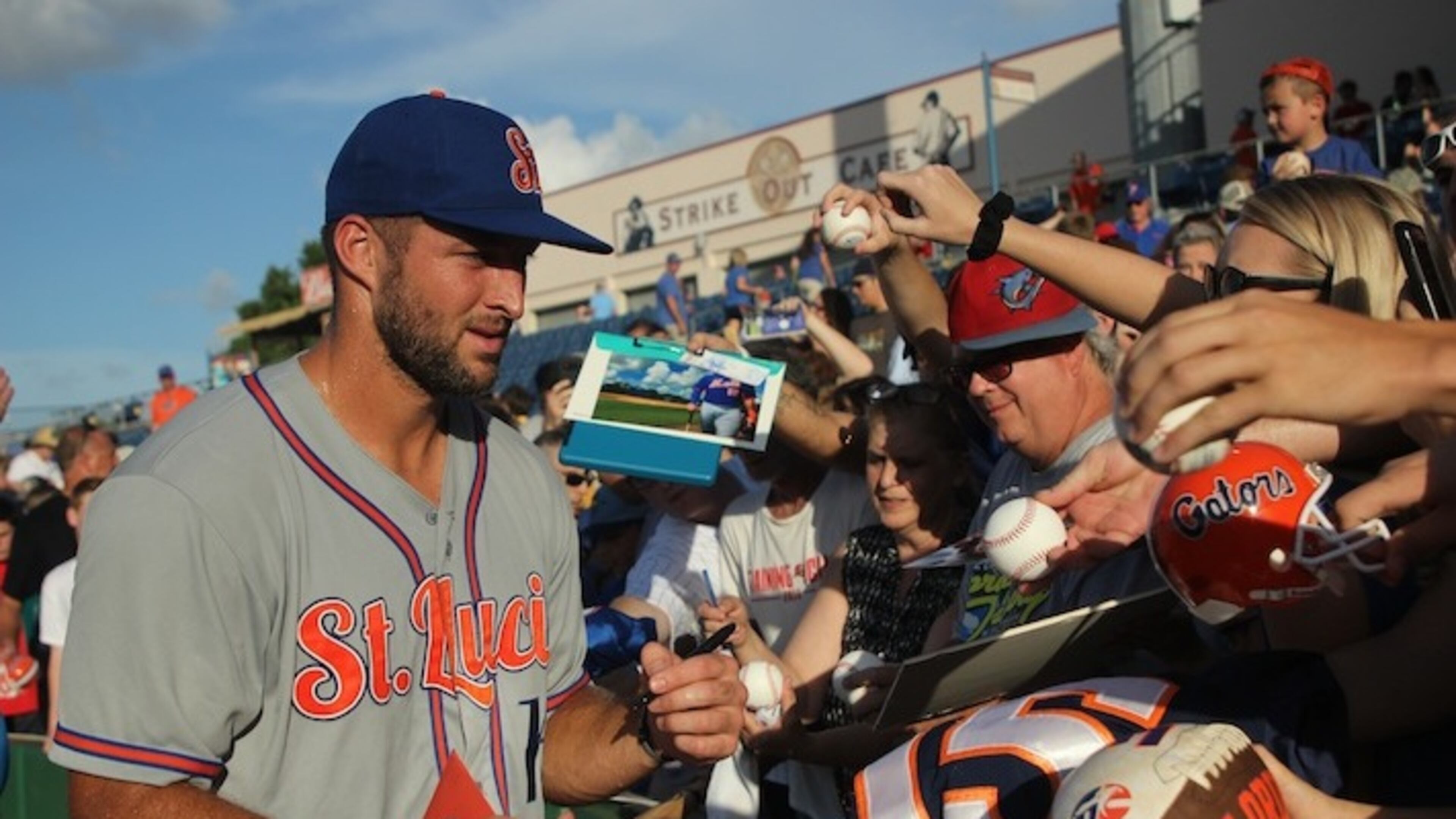 St. Lucie Mets outfielder Tim Tebow signs autographs before a baseball game between the Mets and the Clearwater Threshers on Monday, Aug. 14, 2017, in Clearwater, Fla. (Alessandra Da Pra/Tampa Bay Times via AP)